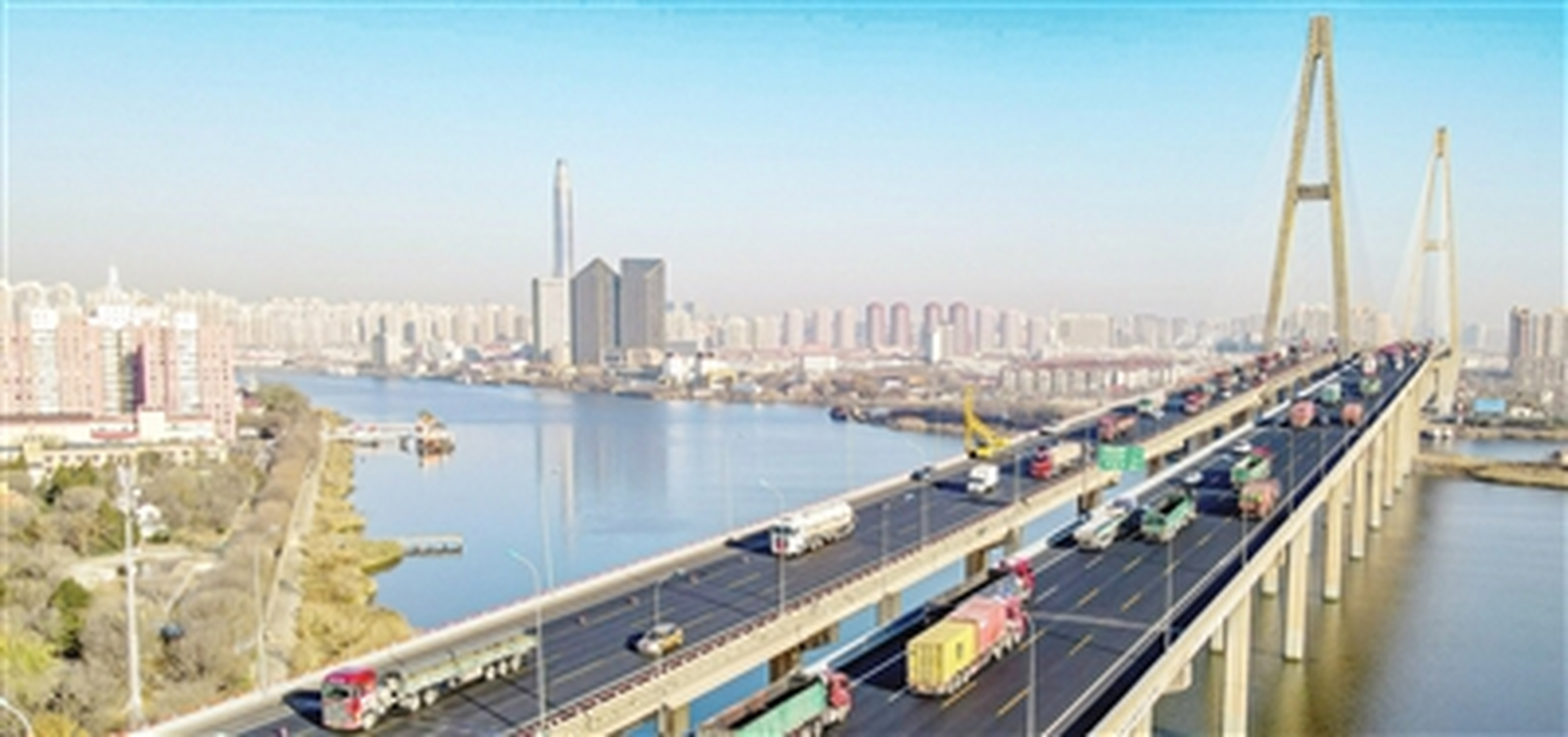 日前,位于天津滨海新区的海滨大道开放段大修工程完工,恢复全线通行.