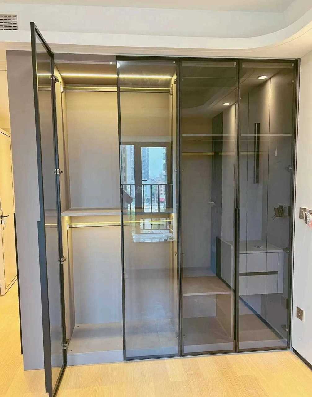 意式极简,柜体威法灰 柜门黑框配灰玻[来] 衣柜最左边做包包区,衣柜内