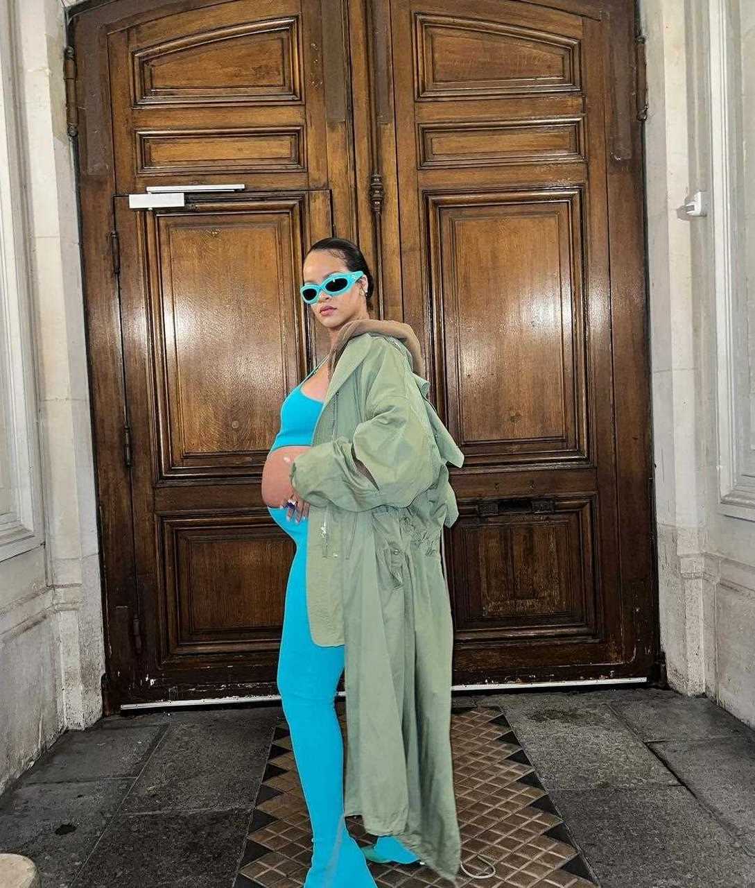 蕾哈娜时尚怀孕装挑战miu miu辣妹y2k风格,彷佛告诉大家,老娘没什么不