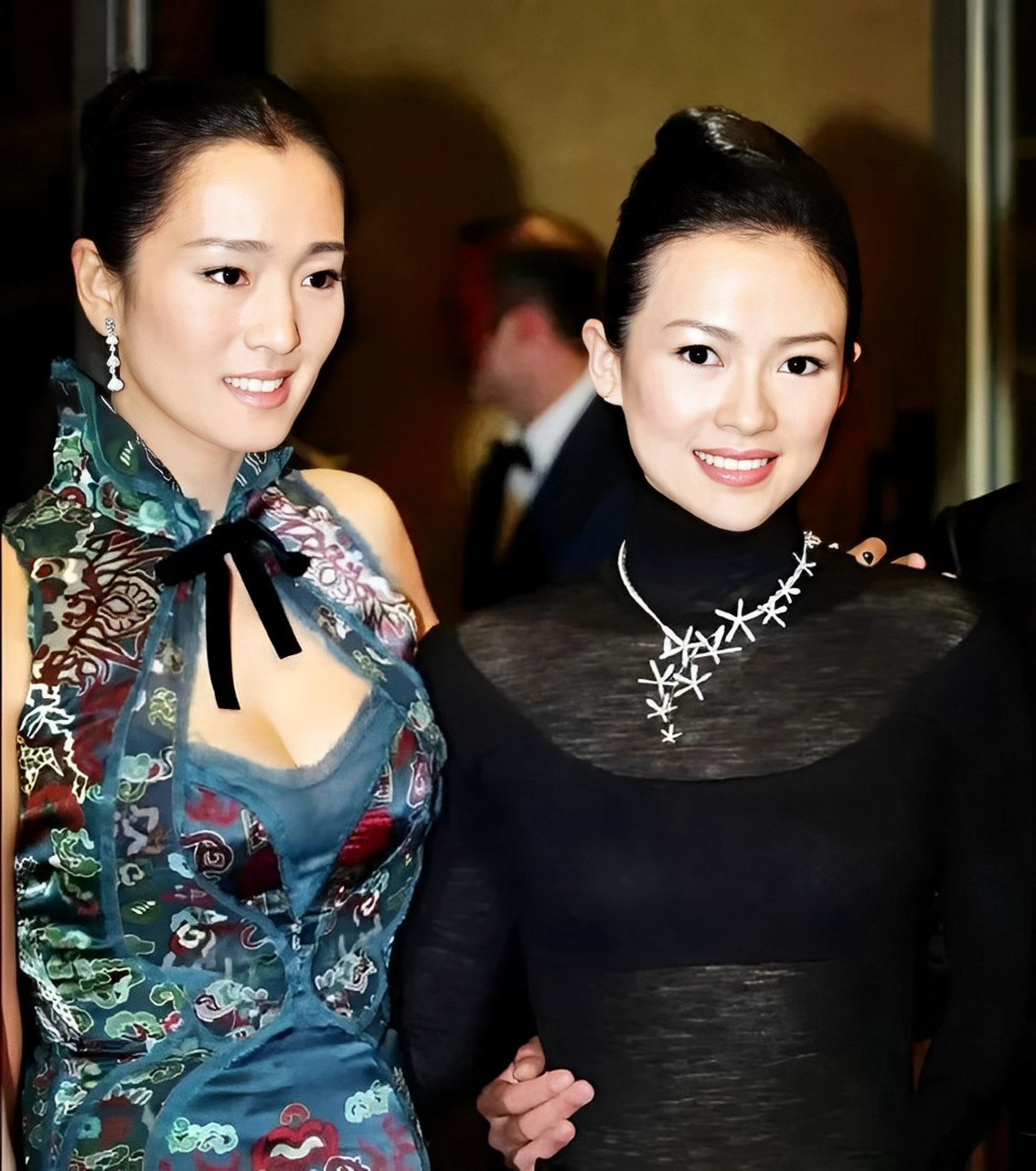 早期的巩俐和章子怡罕见的同框,巩俐穿着色彩鲜艳的礼服,章子怡一身