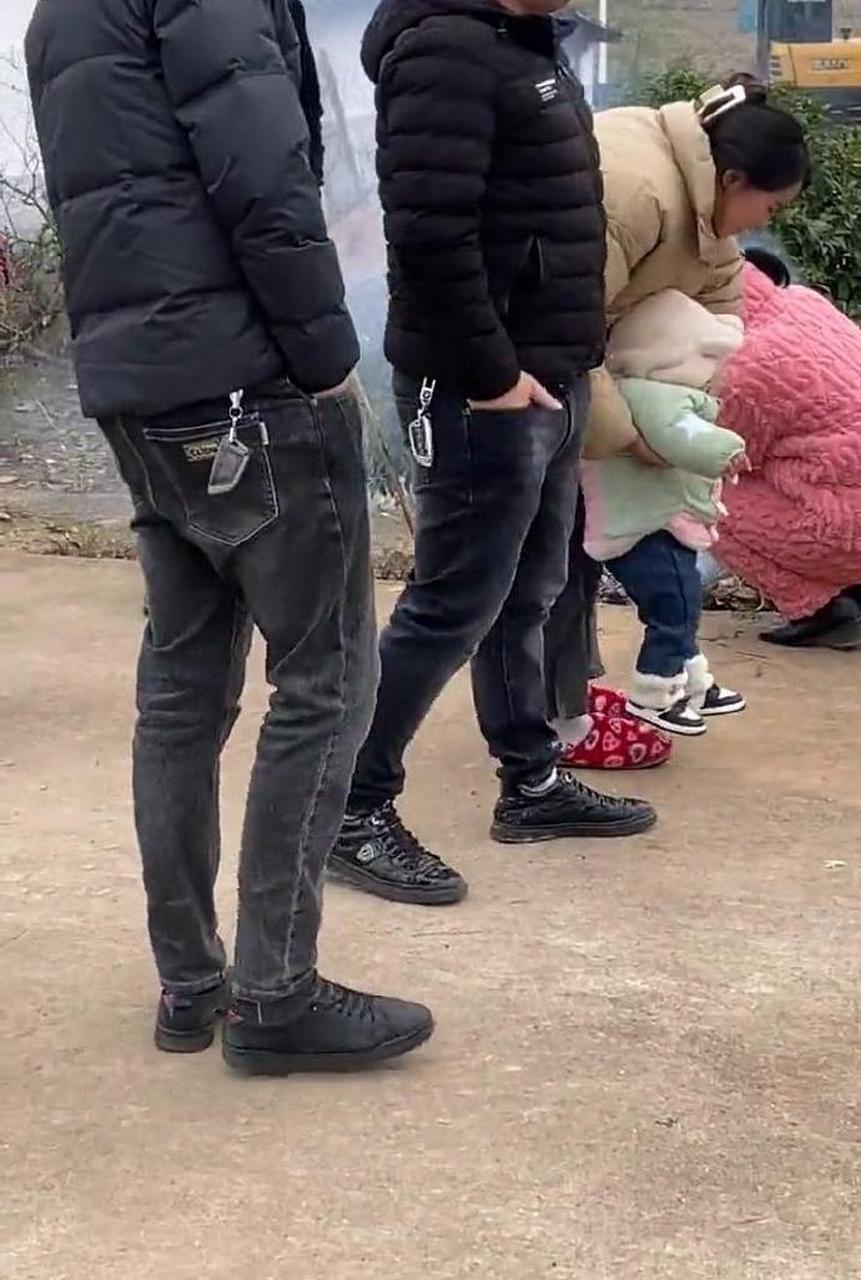 一群街溜子,开宝马的是不是都没有口袋啊?