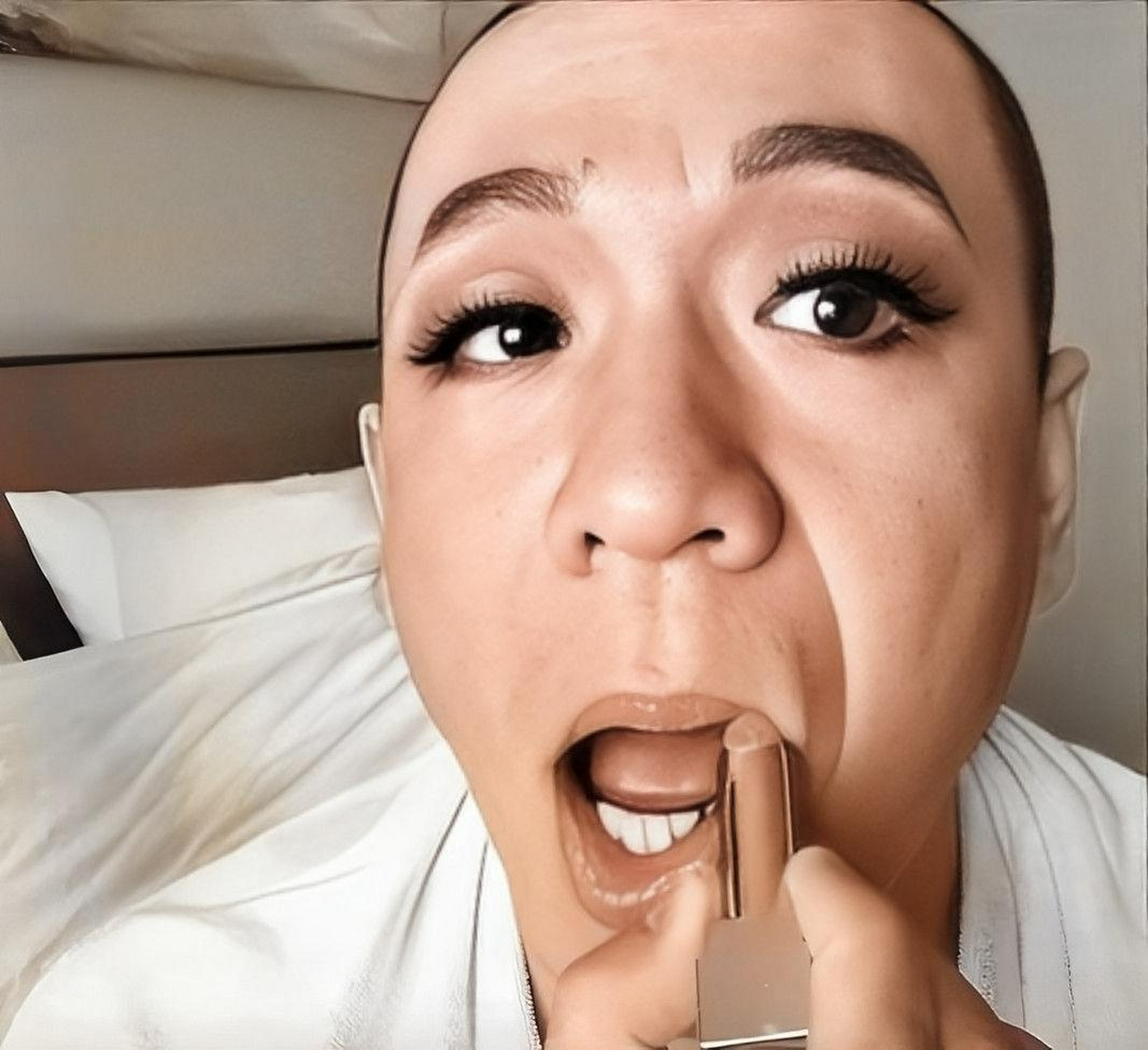 饱餐一顿后,王菲盯着梁龙问道:"你也住在望京?"哪栋别墅?