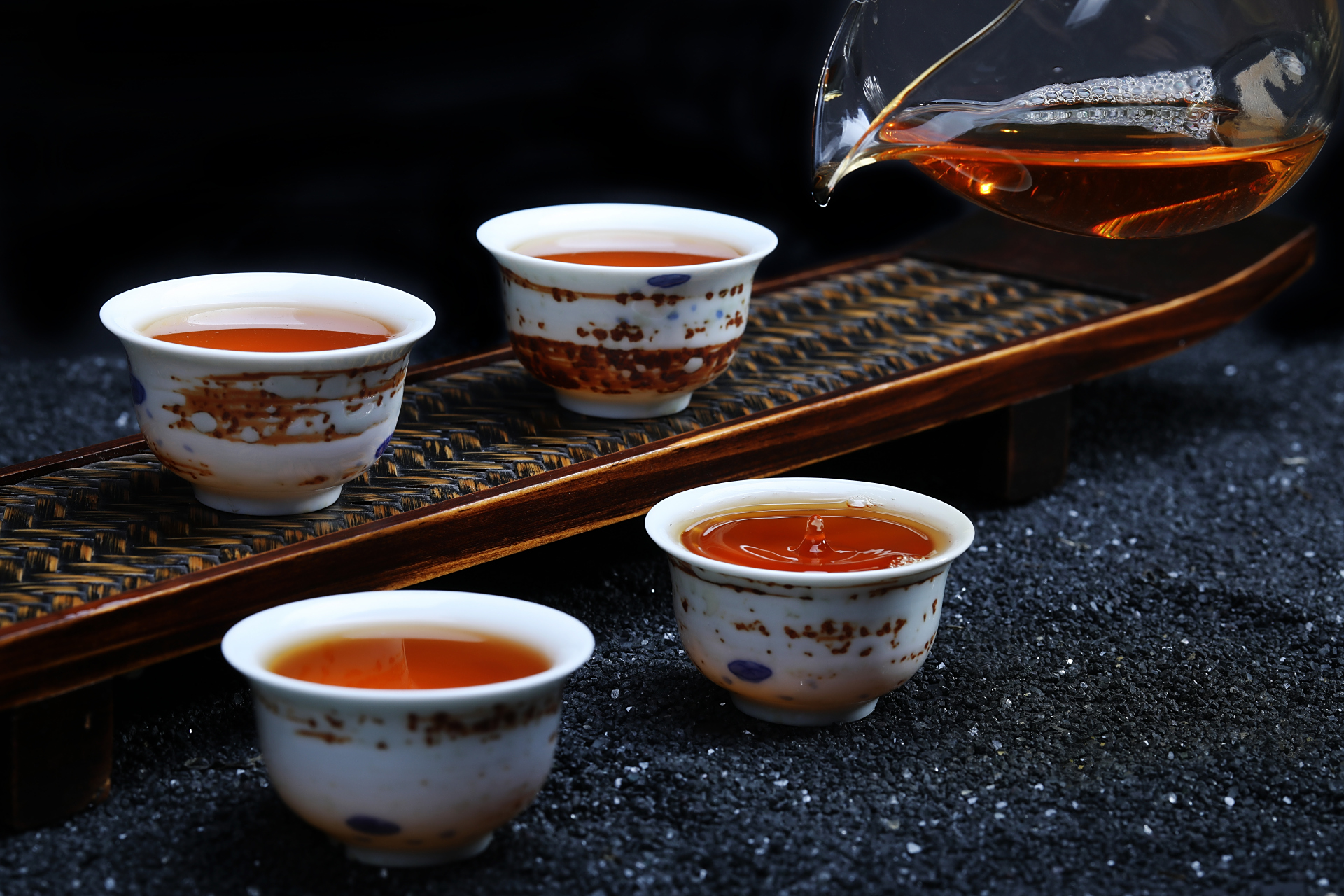 如果你稍加留意,就会发现,红茶的茶汤在冷掉后经常会变得浑浊起来.