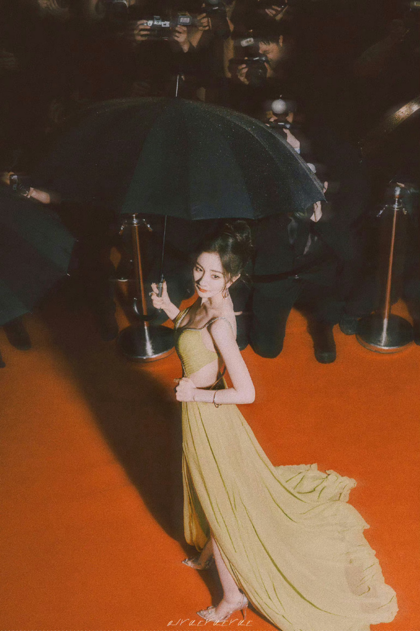 都是撑伞回头,杨幂还是赢了陈都灵.