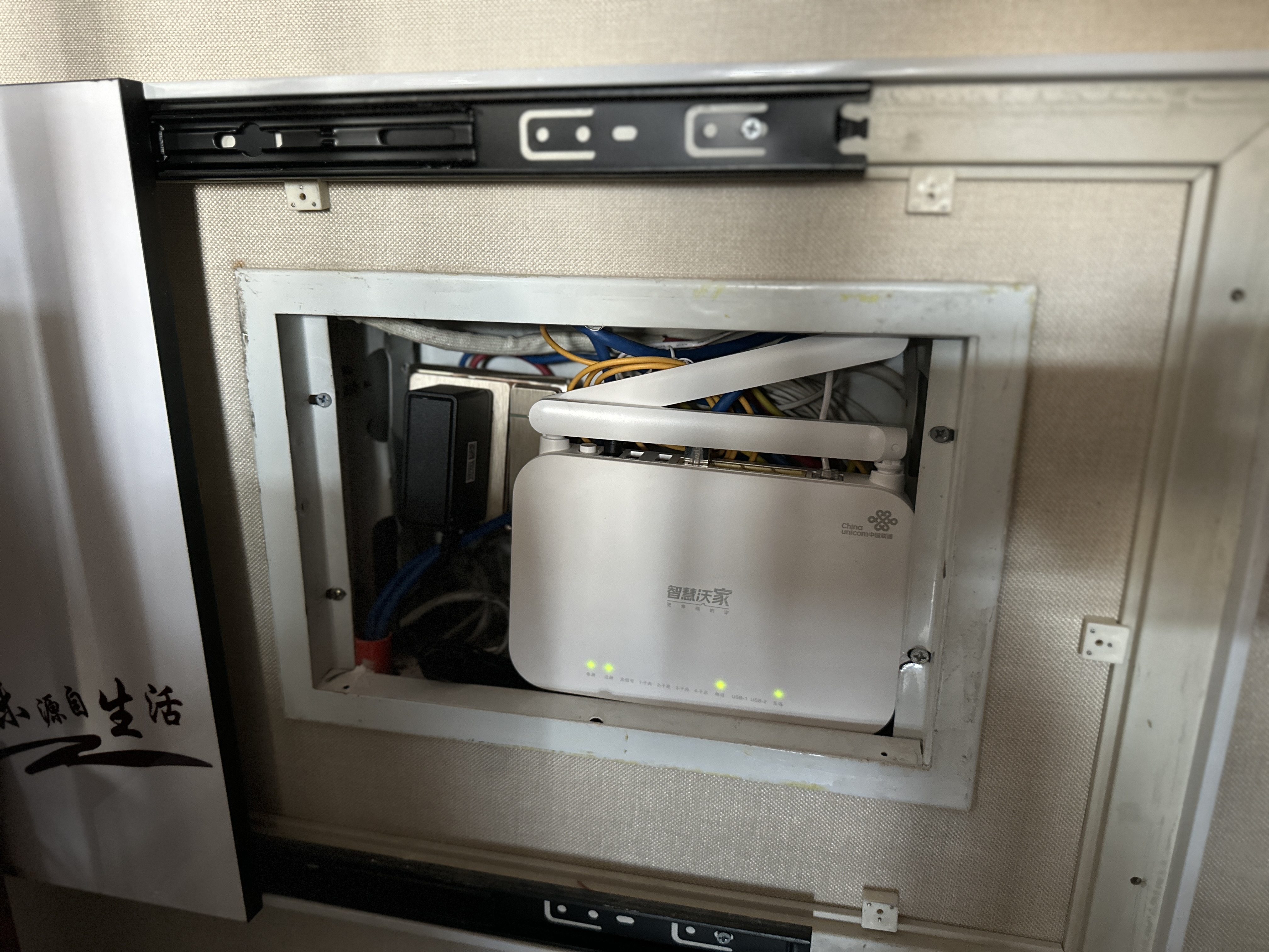 后来把弱电箱的门打开,网速逐渐恢复正常了.