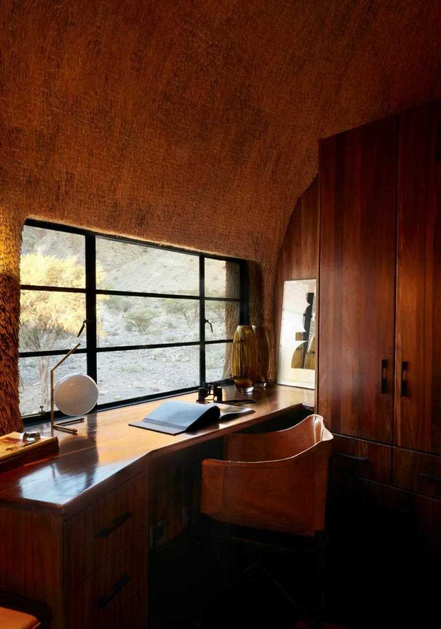 建筑外观使用了大量的朴质茅草,体现建筑的原野属性,局部的开创方式