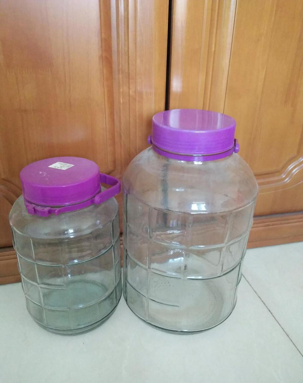 老婆前几年非得在市场上,买两个这种大玻璃罐子,说是淹咸菜用,后来淹