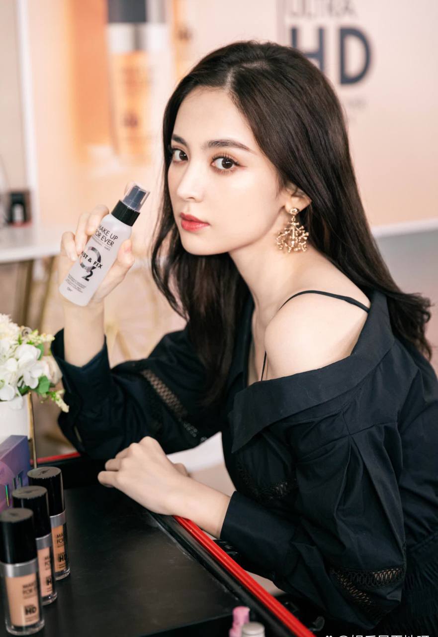 古力娜扎和迪丽热巴谁更辣?[抠鼻]