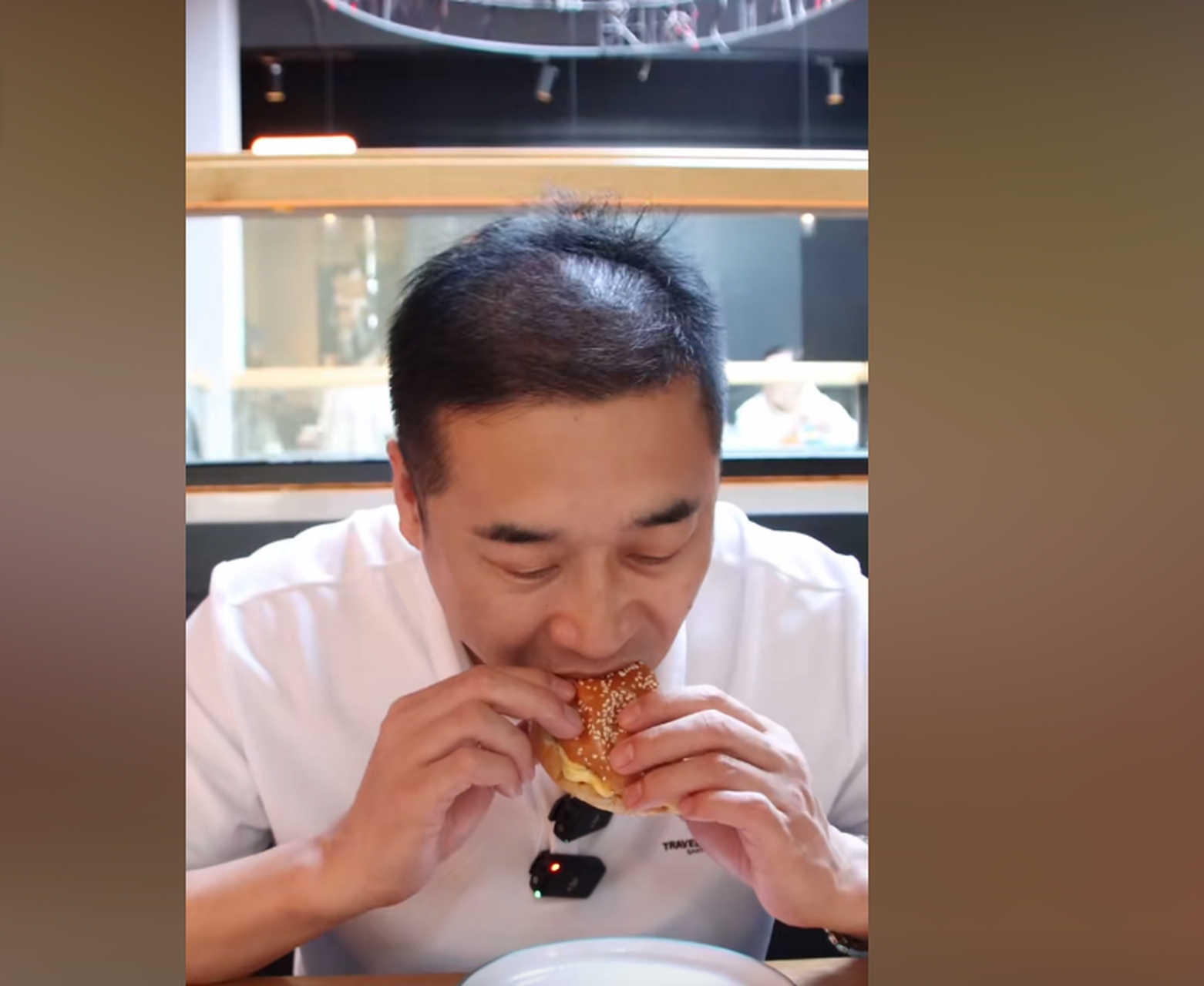 近期备受关注的中国特级厨师隋坡因其杰出表现而被誉为"厨师界的