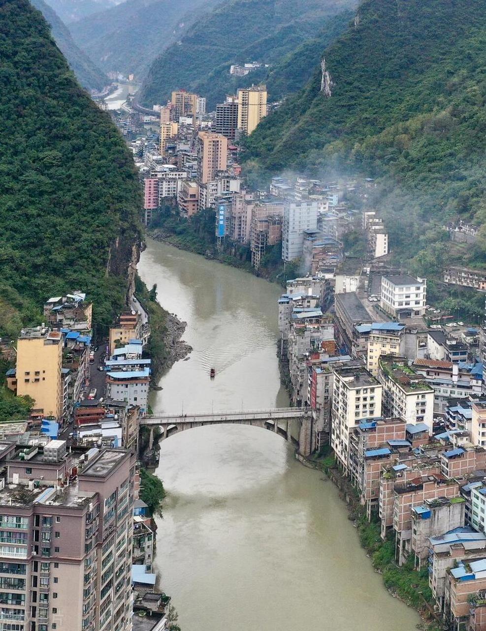 它就是云南昭通的盐津县,整个县城依山而建,河道两侧是临崖绝壁,最窄