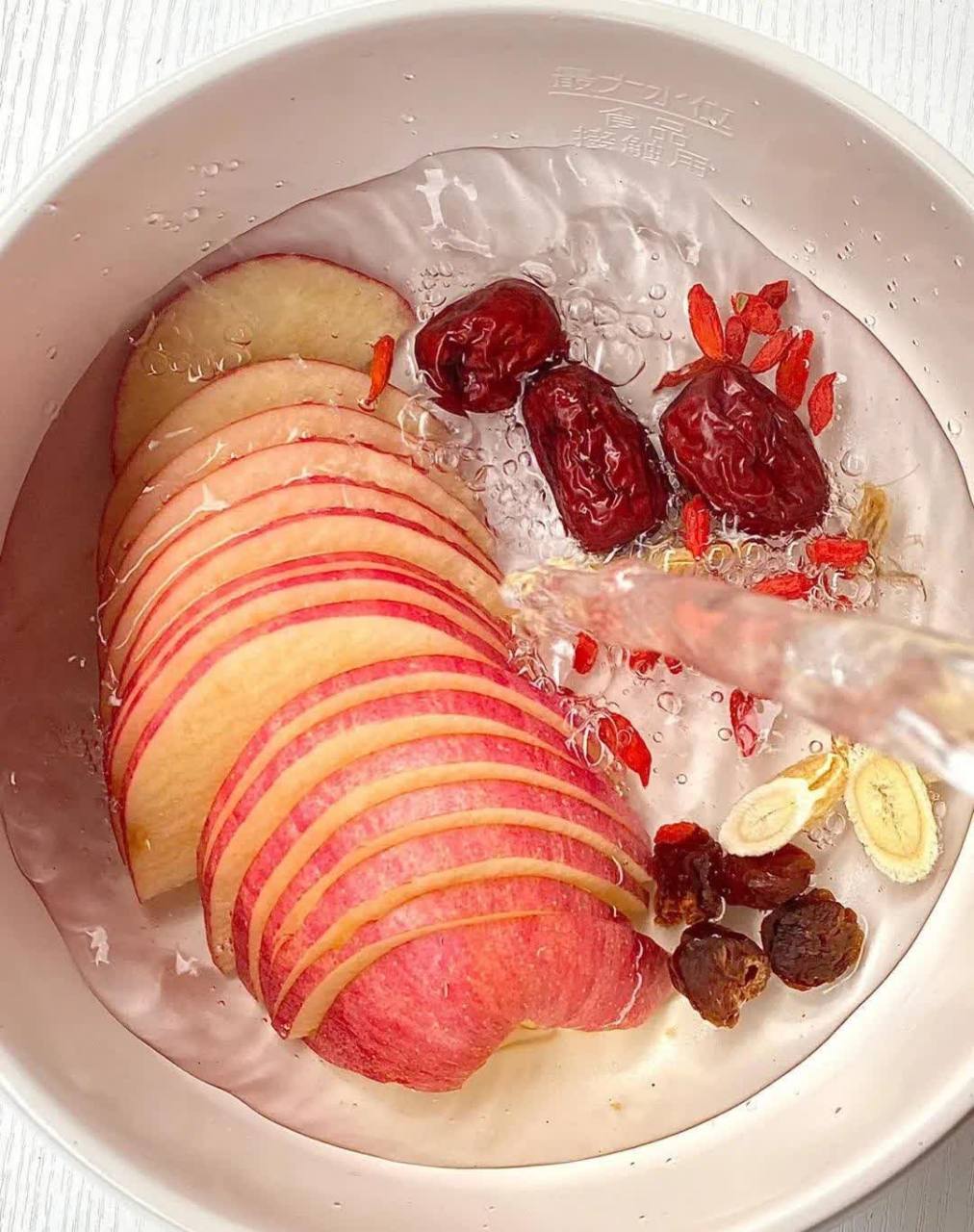 据说,想要精力充沛,气质好,最好每天煮一锅苹果,红枣,枸杞,黄芪,桂圆