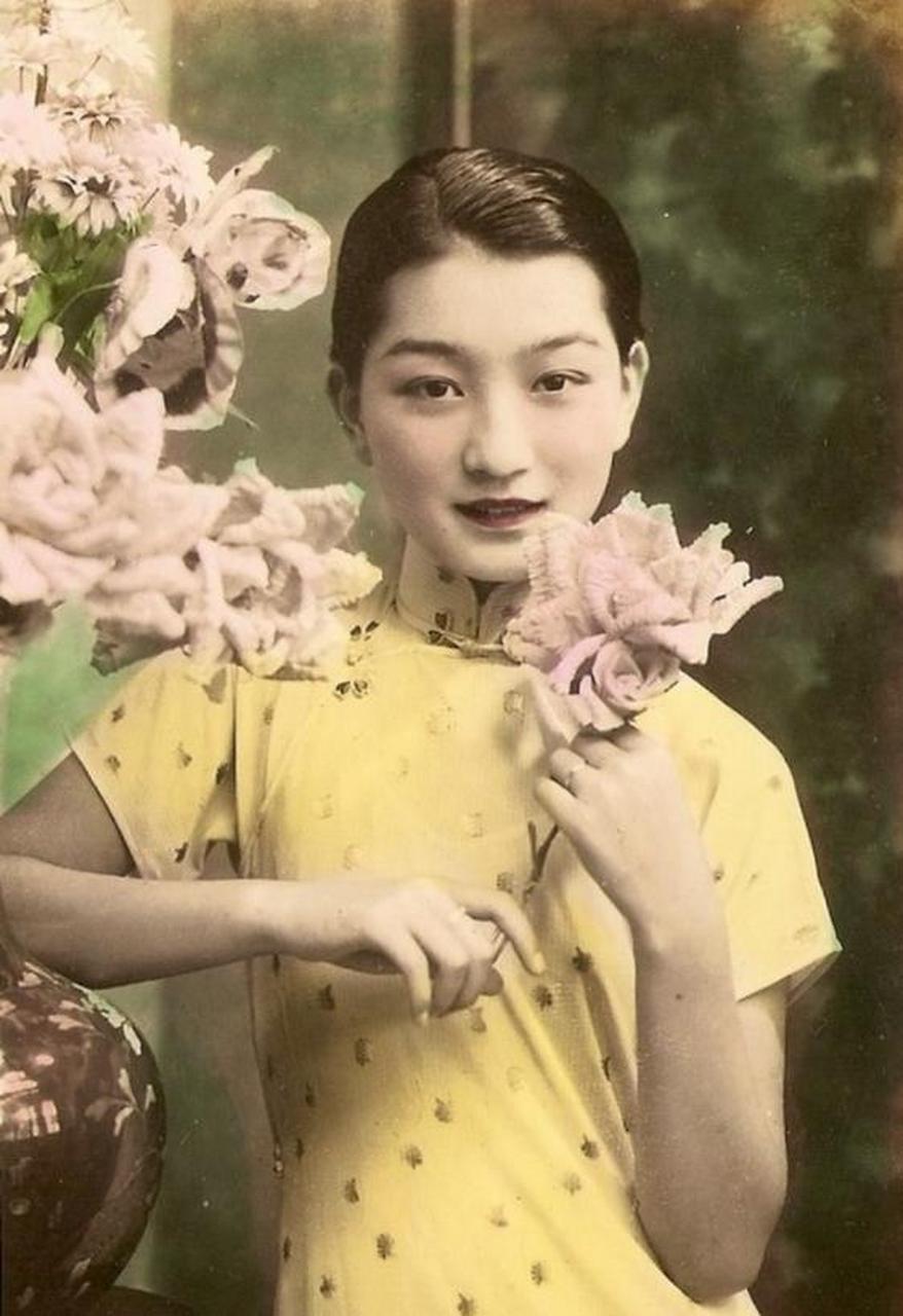 1928年,袁美云10岁时,父亲去世,就在她以为自己要和母亲相依为命时