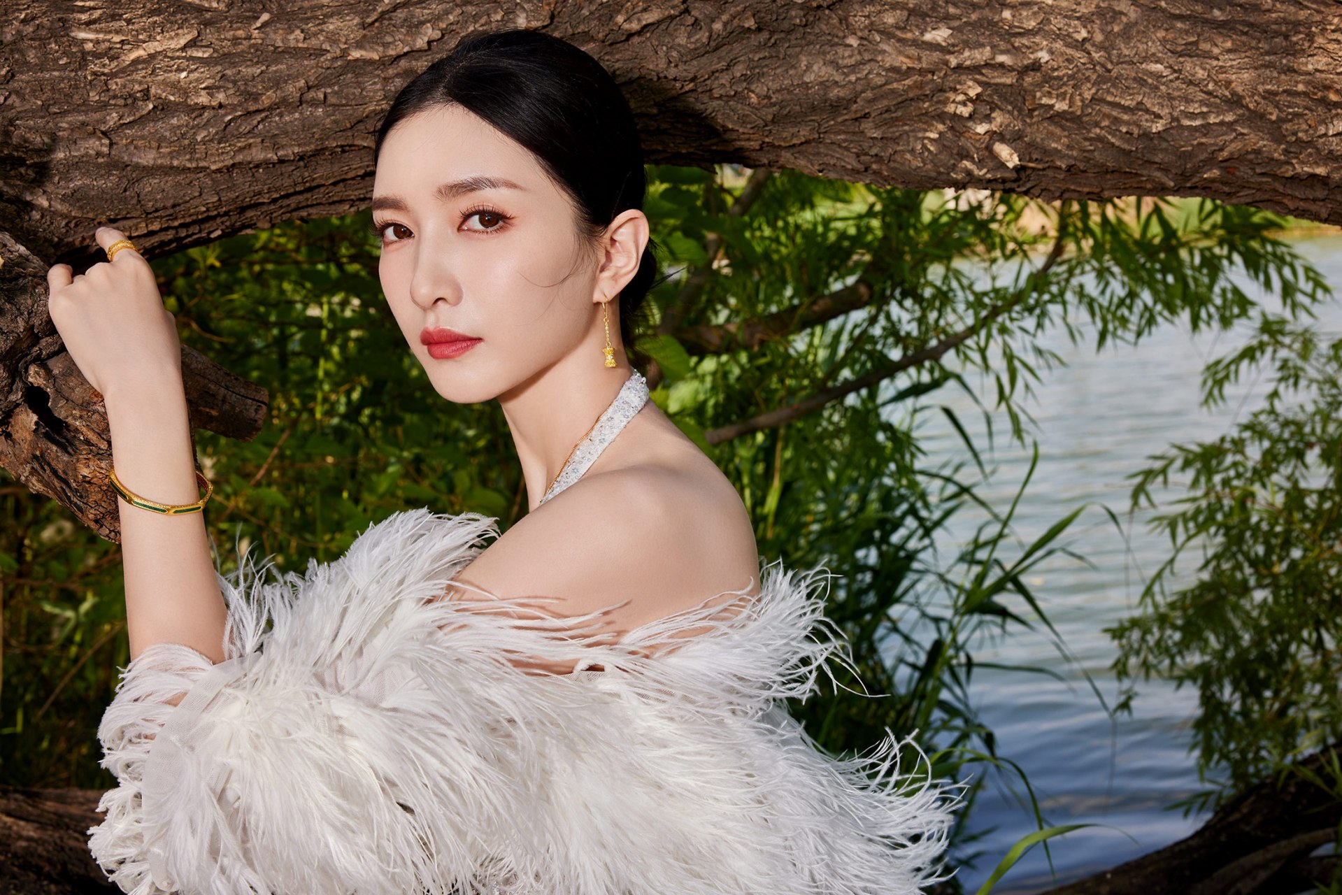 江疏影的背好绝啊,v领高开叉白裙搭配流苏披肩,珠宝点缀下复古高级的