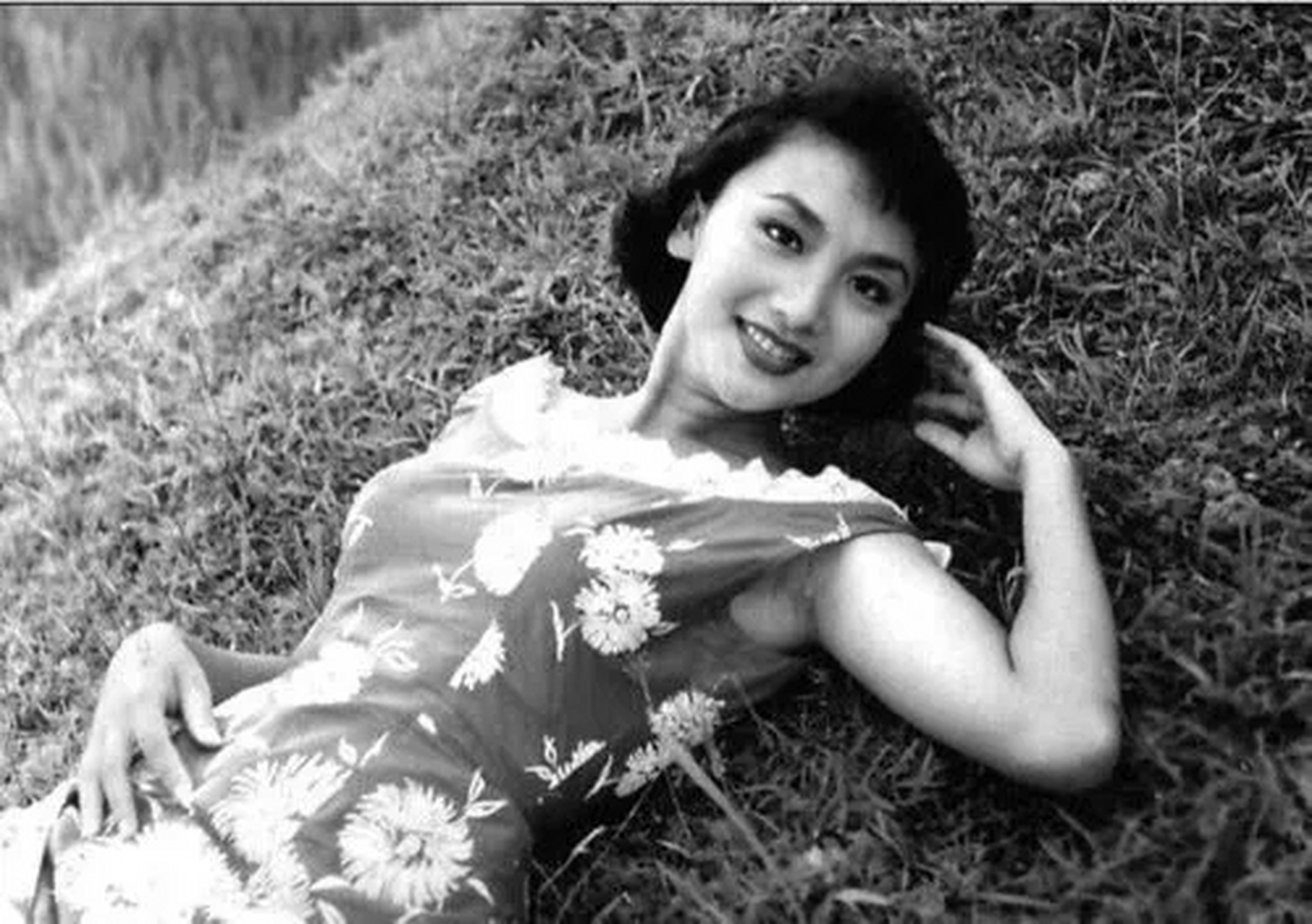 1954年,金庸和夏梦在一起讨论剧本,才子佳人合影留下这难得的一幕.