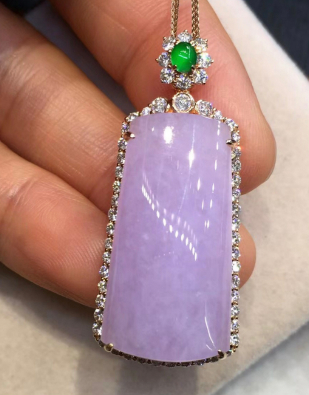 种色俱全,玉质莹润,饱满厚庄,紫色见光依然好看,自然光下翡翠的好看哈