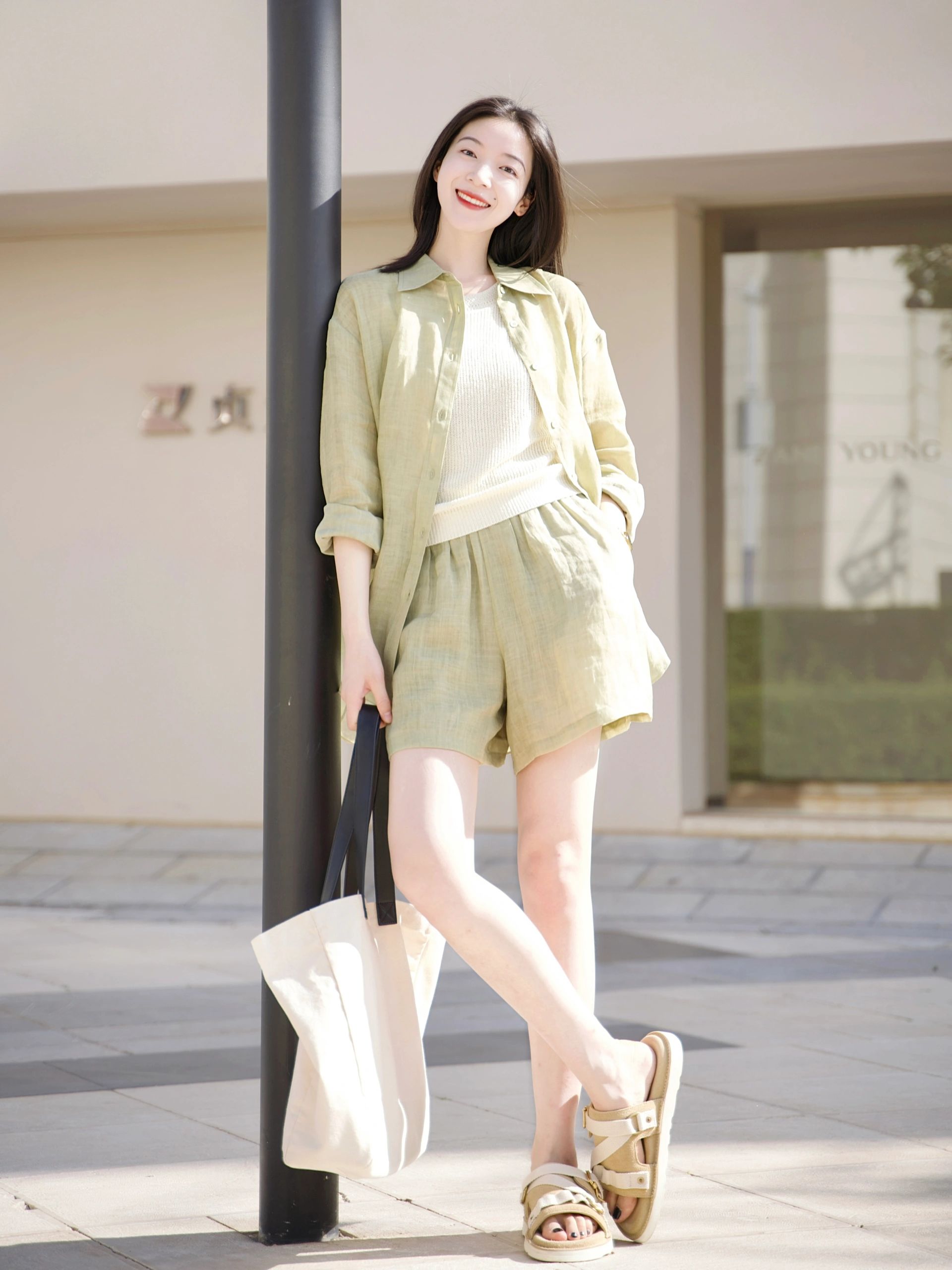 一直很喜欢麻料的衣服 会有特别的质感 穿着很透气舒适 颜色是很嚎创