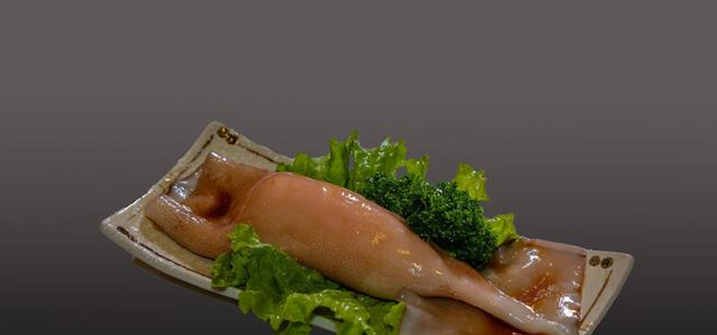 颜色,新鲜的鱿鱼外面会有一层可爱的粉色皮肤,用福尔马林泡过的鱿鱼和