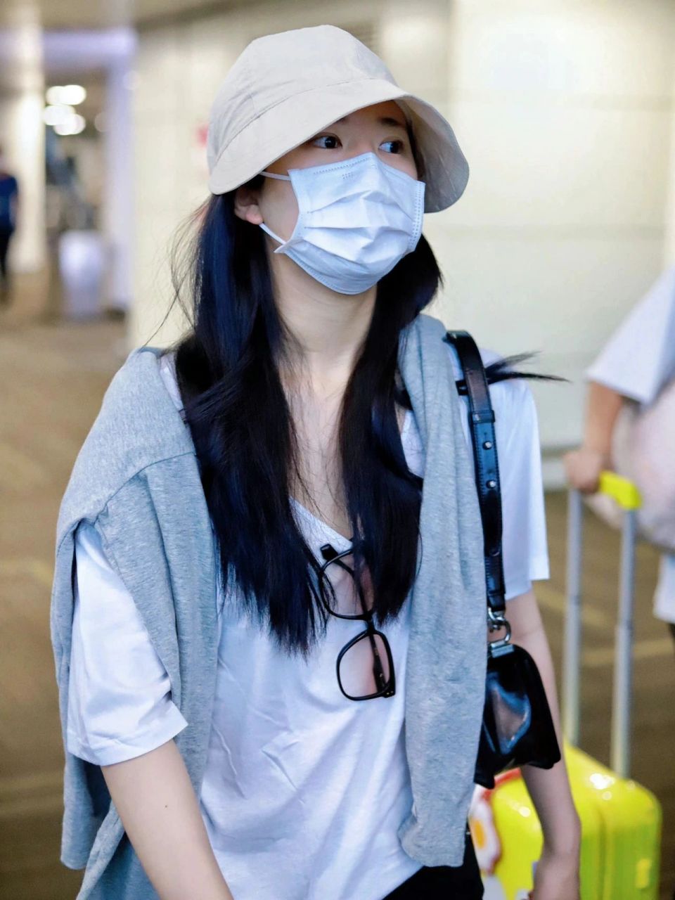 赵露思机场穿搭 不愧是帽子大户 女明星真的很爱戴帽子 尤其是赵露思
