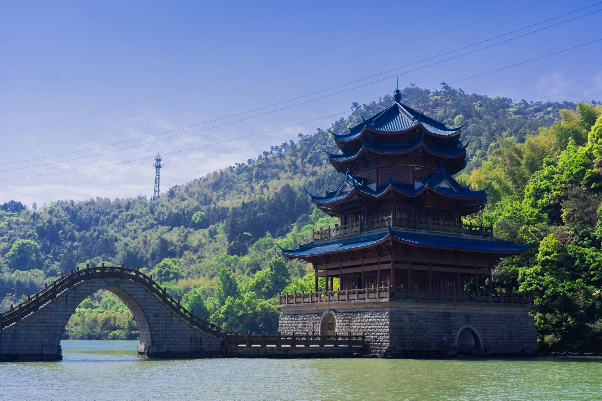 杭州桐庐境内的富春江,江面和江畔,景色秀丽,还分布着"严陵问古""桐君