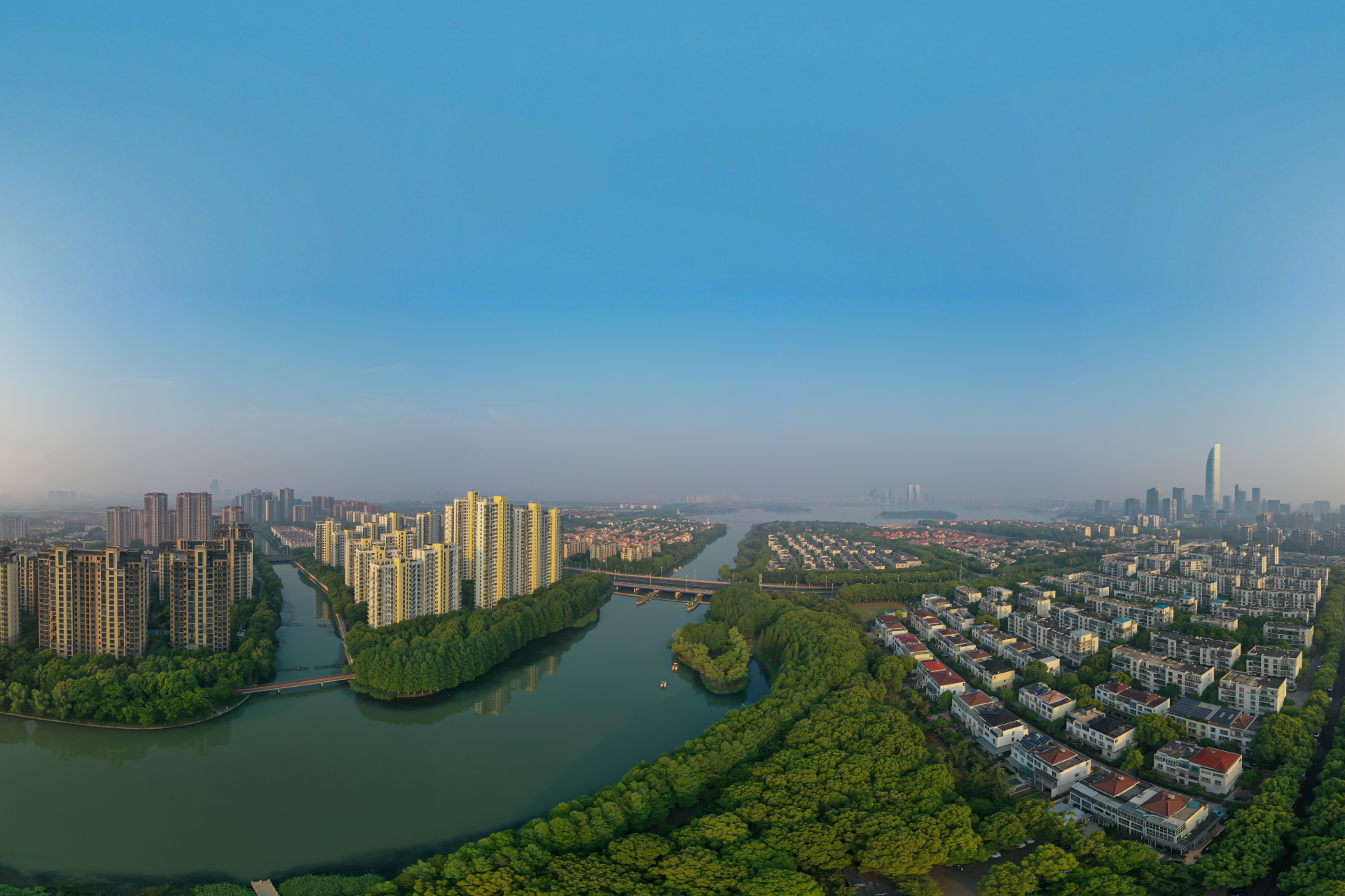 斜塘河,起始于金鸡湖斜塘河束水口,止于吴淞江鲇鱼口,全长约十华里