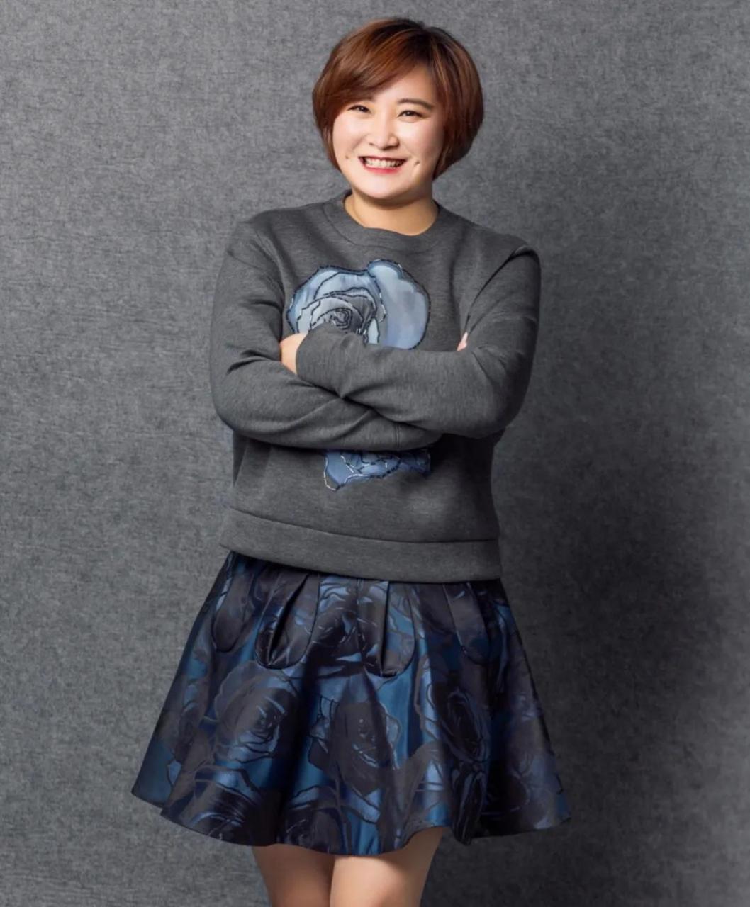 贾玲演员是中国内地著名的喜剧演员,她的人生经历充满了挑战和成功