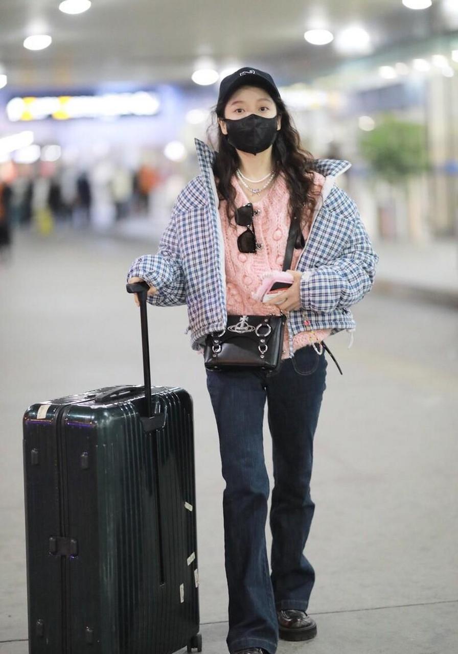 姜贞羽机场街拍 黑色西装外套 黑色牛仔裤 格纹马甲文艺时毫