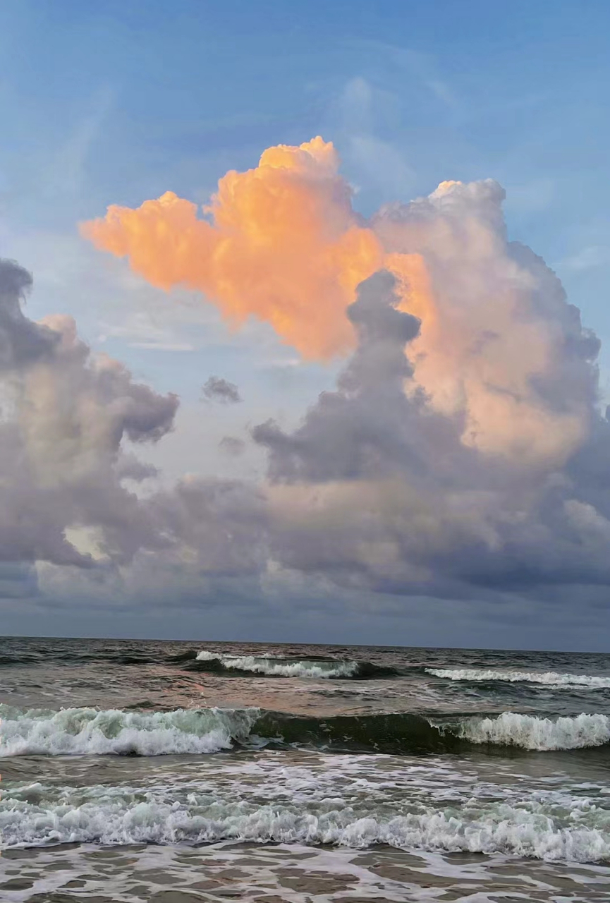 云朵和大海是约好的吗? 一切美的刚刚好, 满足了我对海边黄昏的期待.