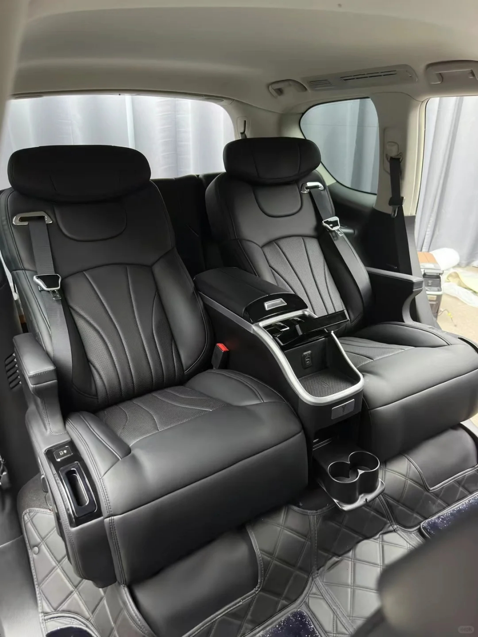 英菲尼迪qx80 改装方案:升级中排航椅  注塑模具 施工方案:无损安装原