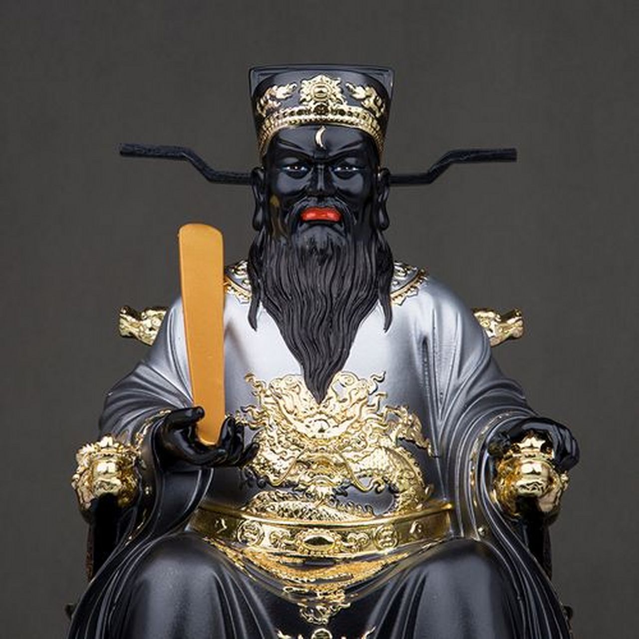 包公的脸为什么是黑的?  民间传说,是他拿错了脸谱.