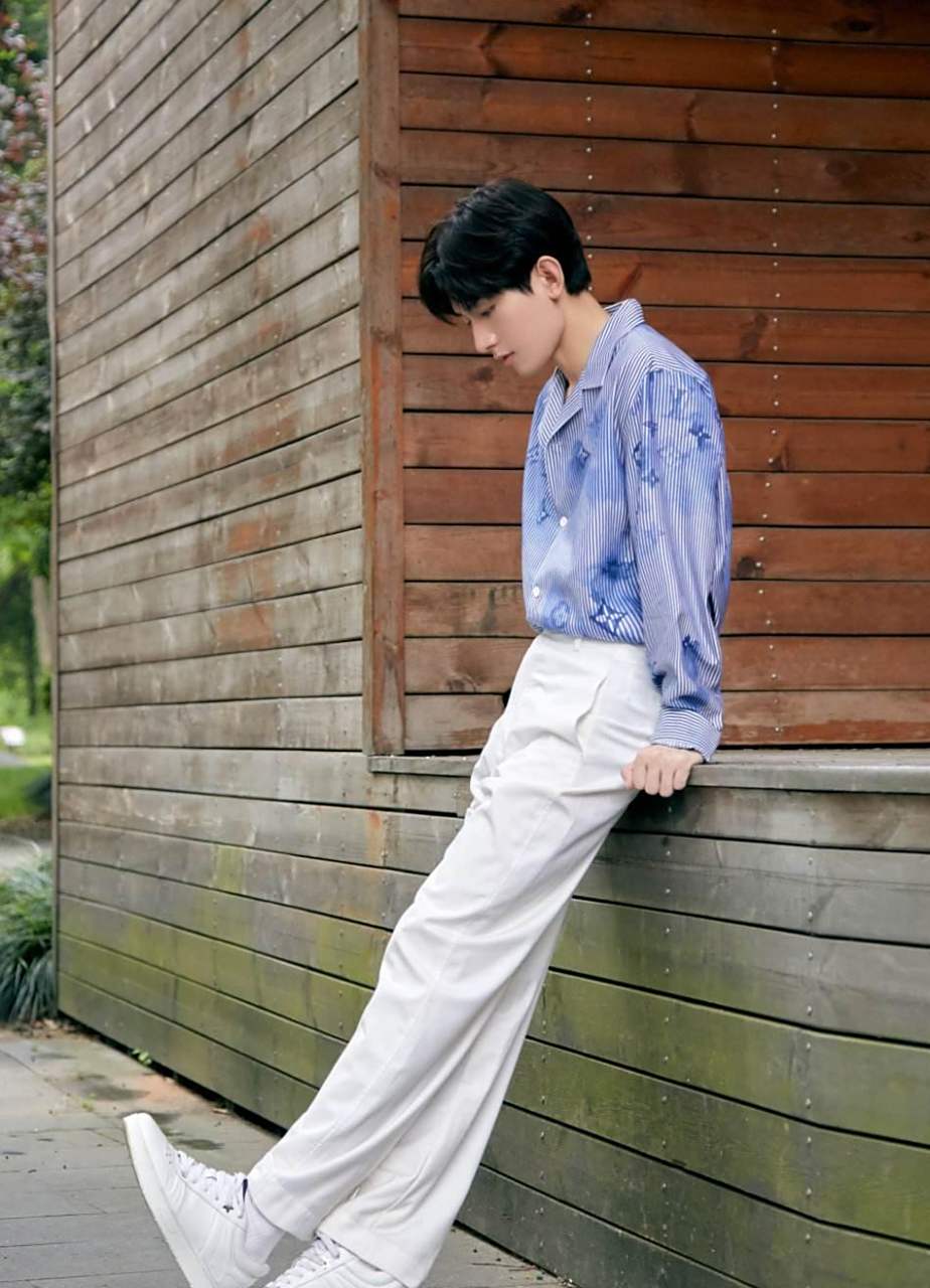 成毅这大长腿是又细又长,真不知道是咋长得这么好看.