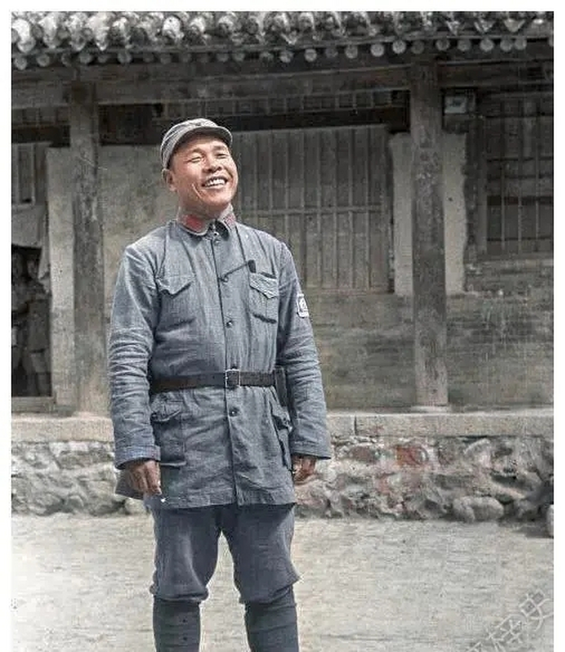 这位八路军战士穿着朴素,没有华丽的装备和衣着,但他们是真正的正规