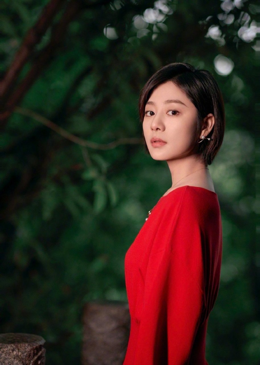 王真儿和红色的适配度好高啊,而镜头前温婉的模样同样美得让人移不开
