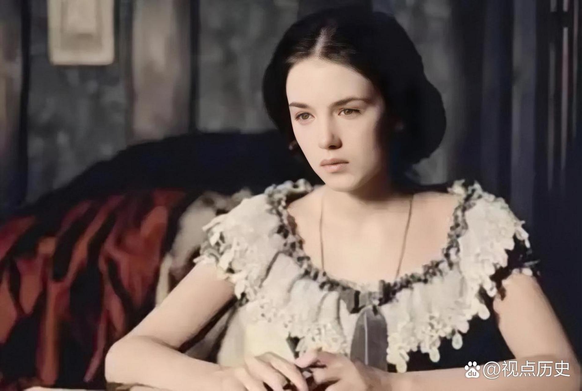 18世纪,法国大革命时期,一个美丽的女人被送上断头台,她的表现却出乎