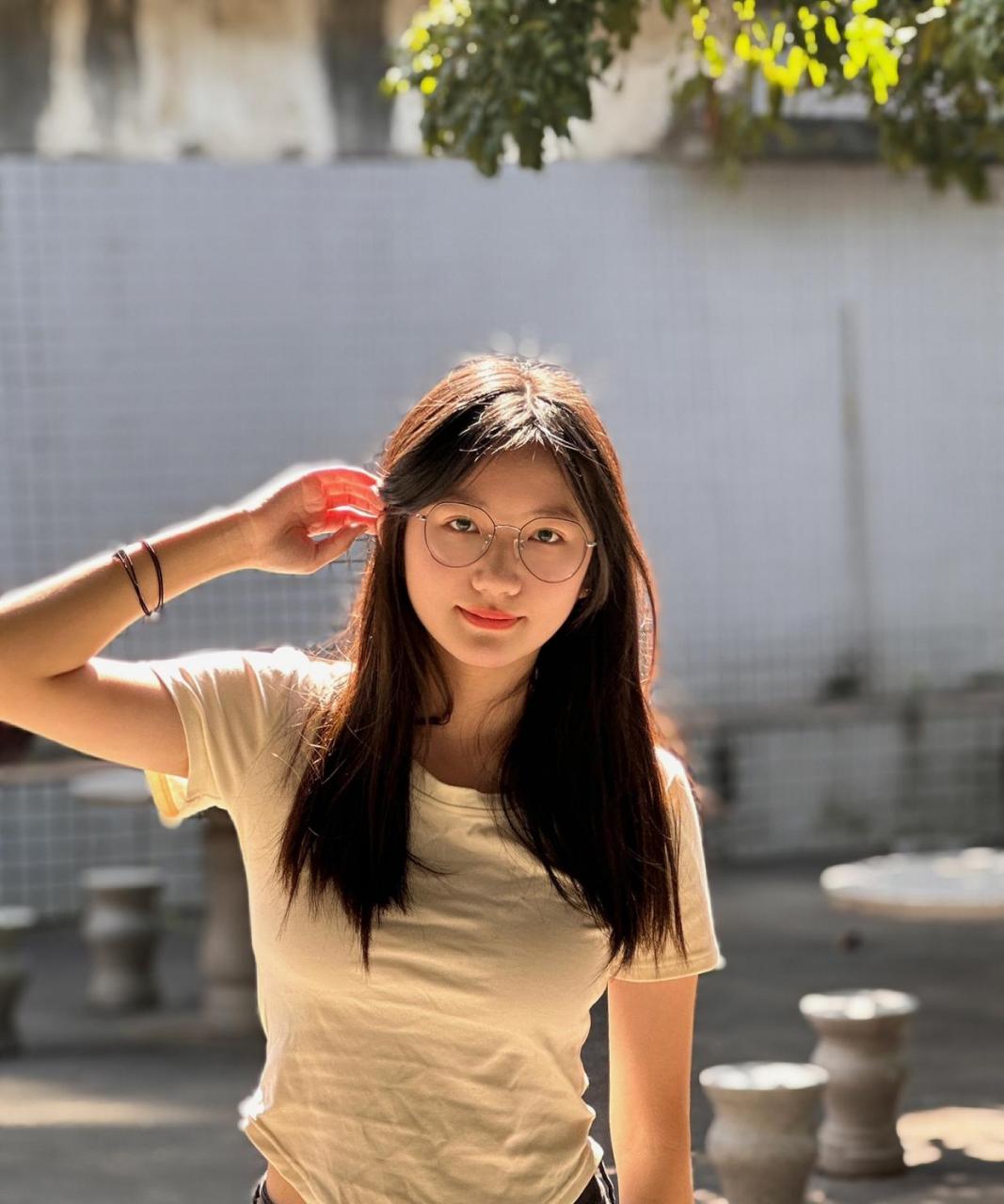 网友:表妹今年才17岁,感觉她蛮适合戴眼镜了