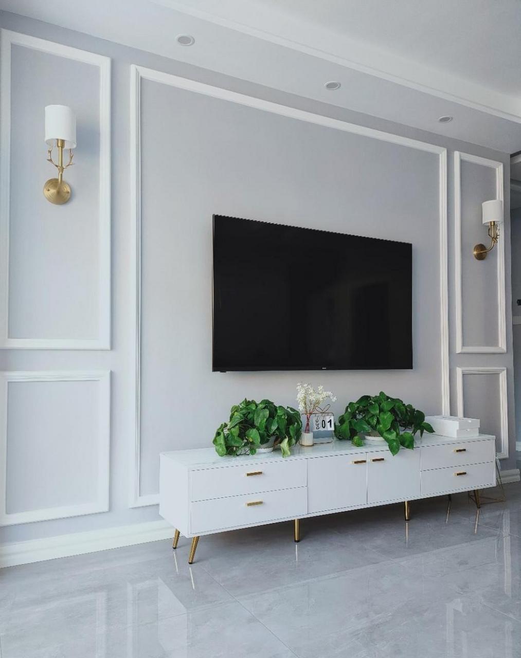 第一次装修,参考别人家的效果做了石膏线条电视墙,真的很喜欢.做了电