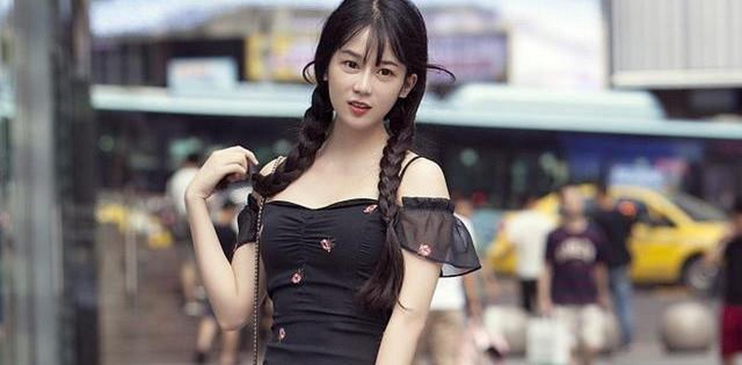麻花辫的小姐姐一字肩款式紧身裙,时尚又性感!