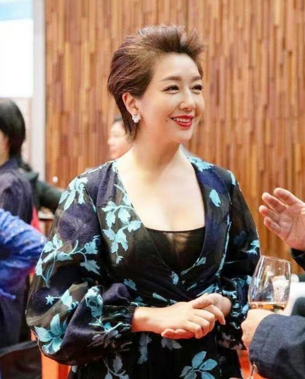 [火焰]52岁江珊从133斤到99斤,美回颜值巅峰,她在留什么发型,化什么