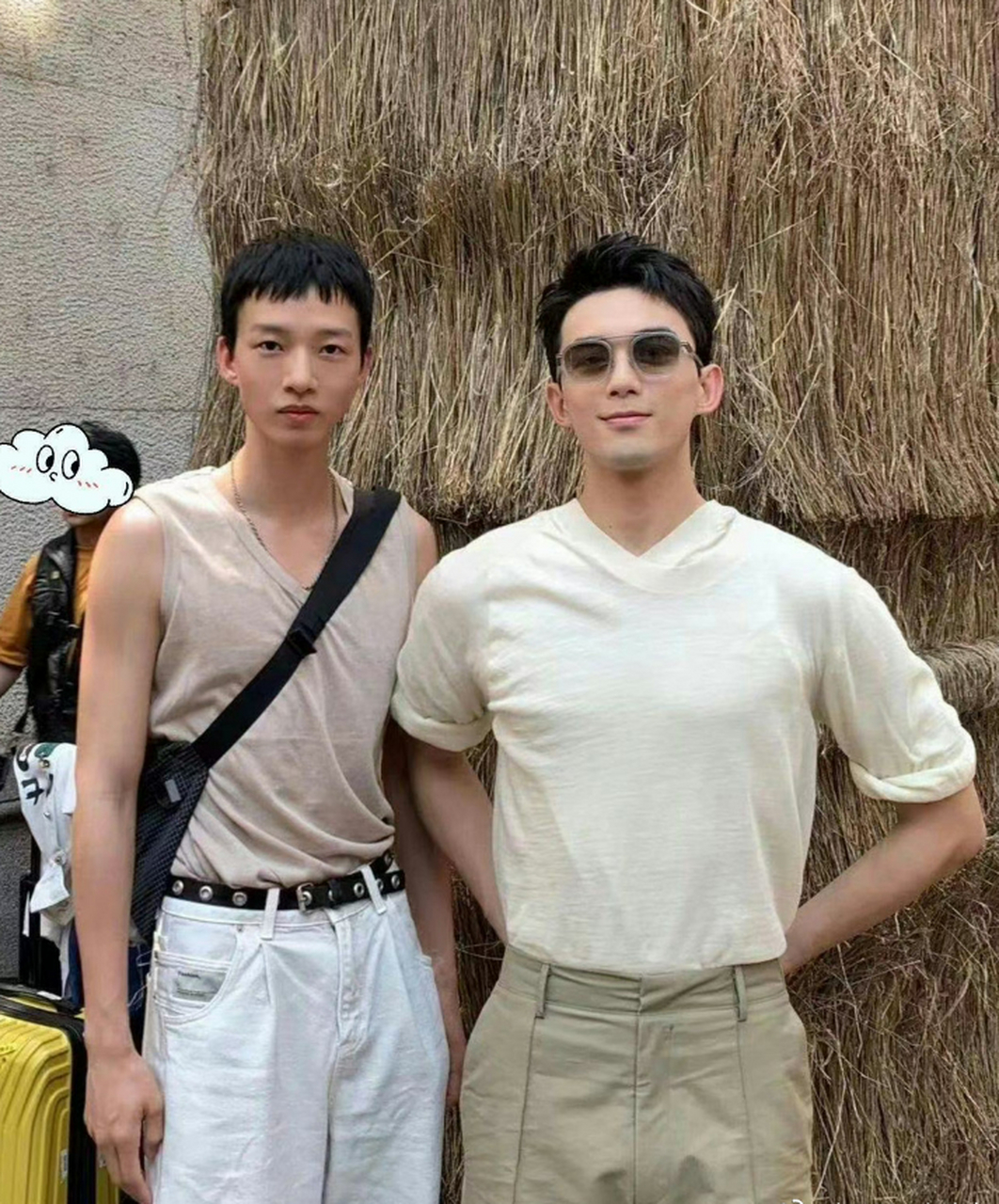 吴磊米兰街头与素人合影,体型超好,肌肉线条隔着衣服都能看到