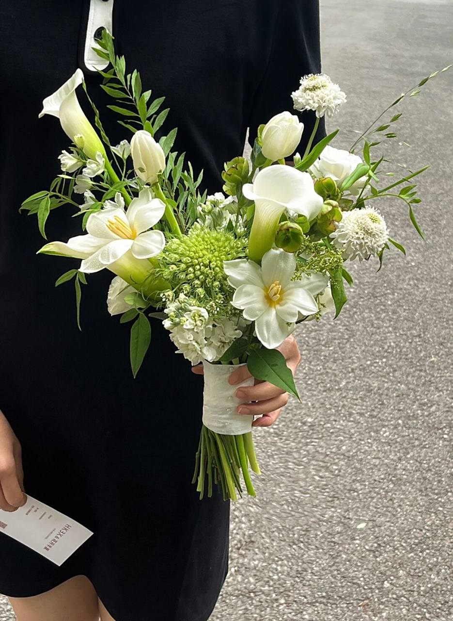 分享一款白绿色手捧花 自然型生长型捧花 森系风格必备捧花