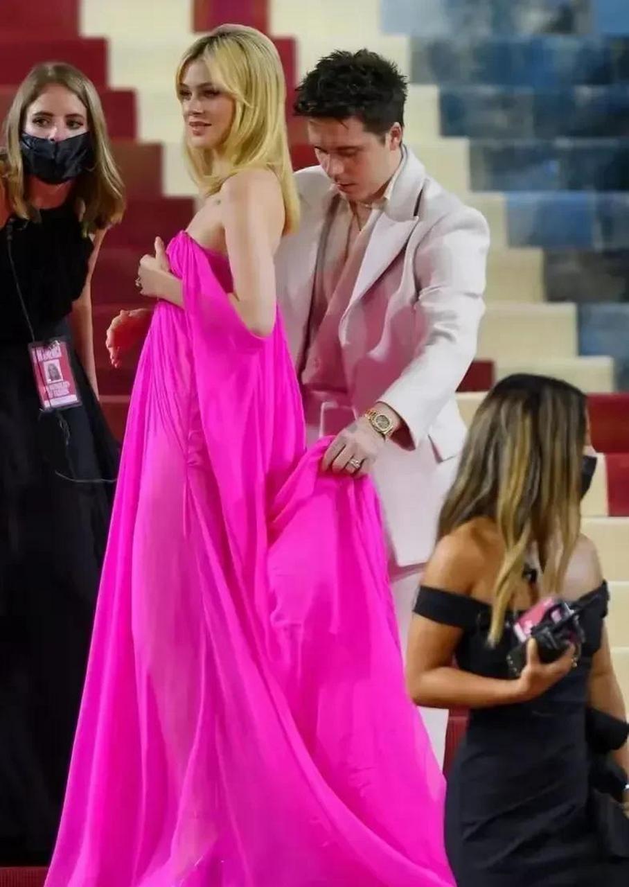 领动计划# 贝克汉姆的儿媳妮可拉佩尔茨出席活动,身穿粉红色抹胸礼服