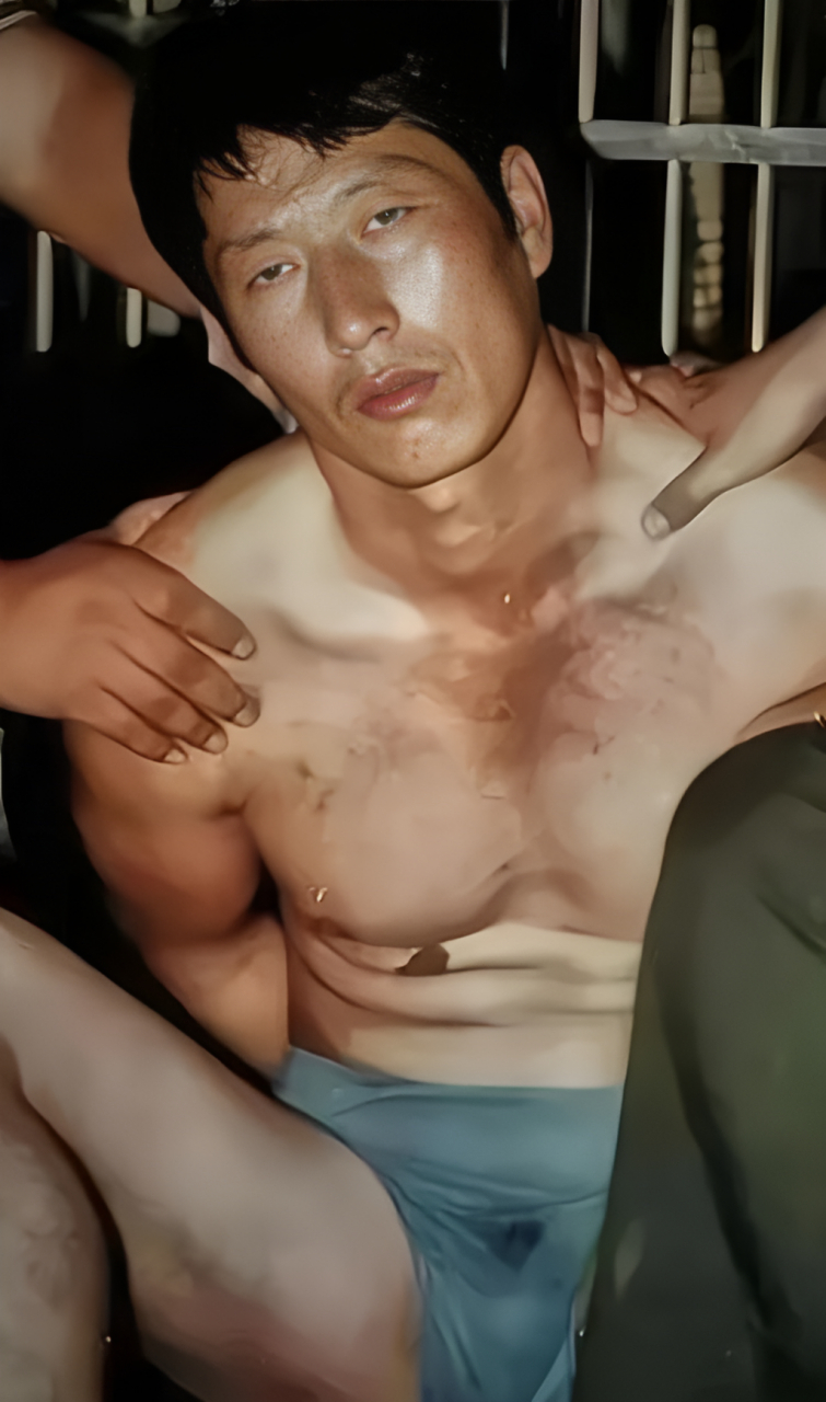 这是一张1997年拍摄的照片,当时悍匪白宝山在家中被捕!