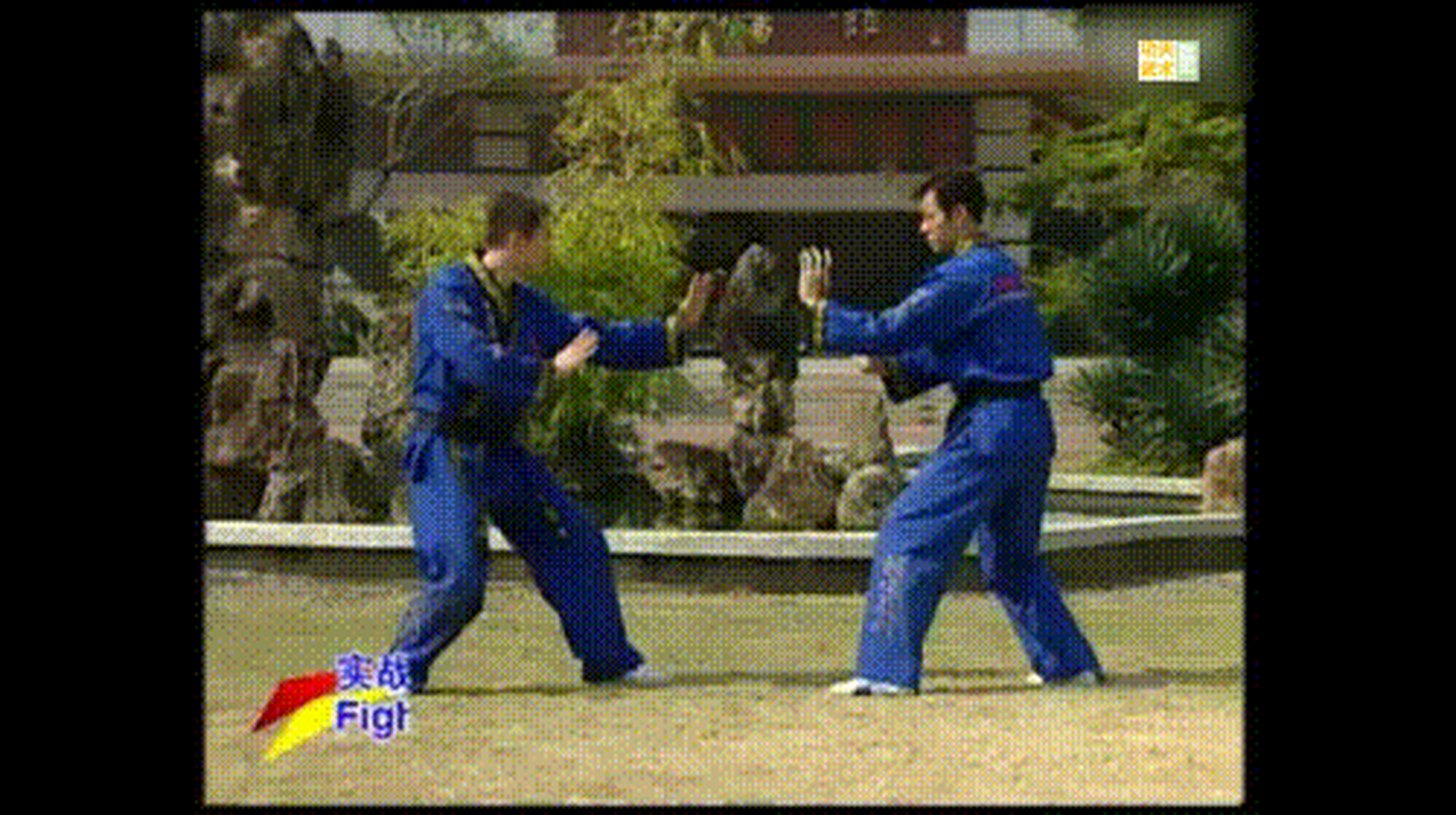 教你4招防身自卫术,超级简单实用!  第1张gif图:拨臂按掌击腹.