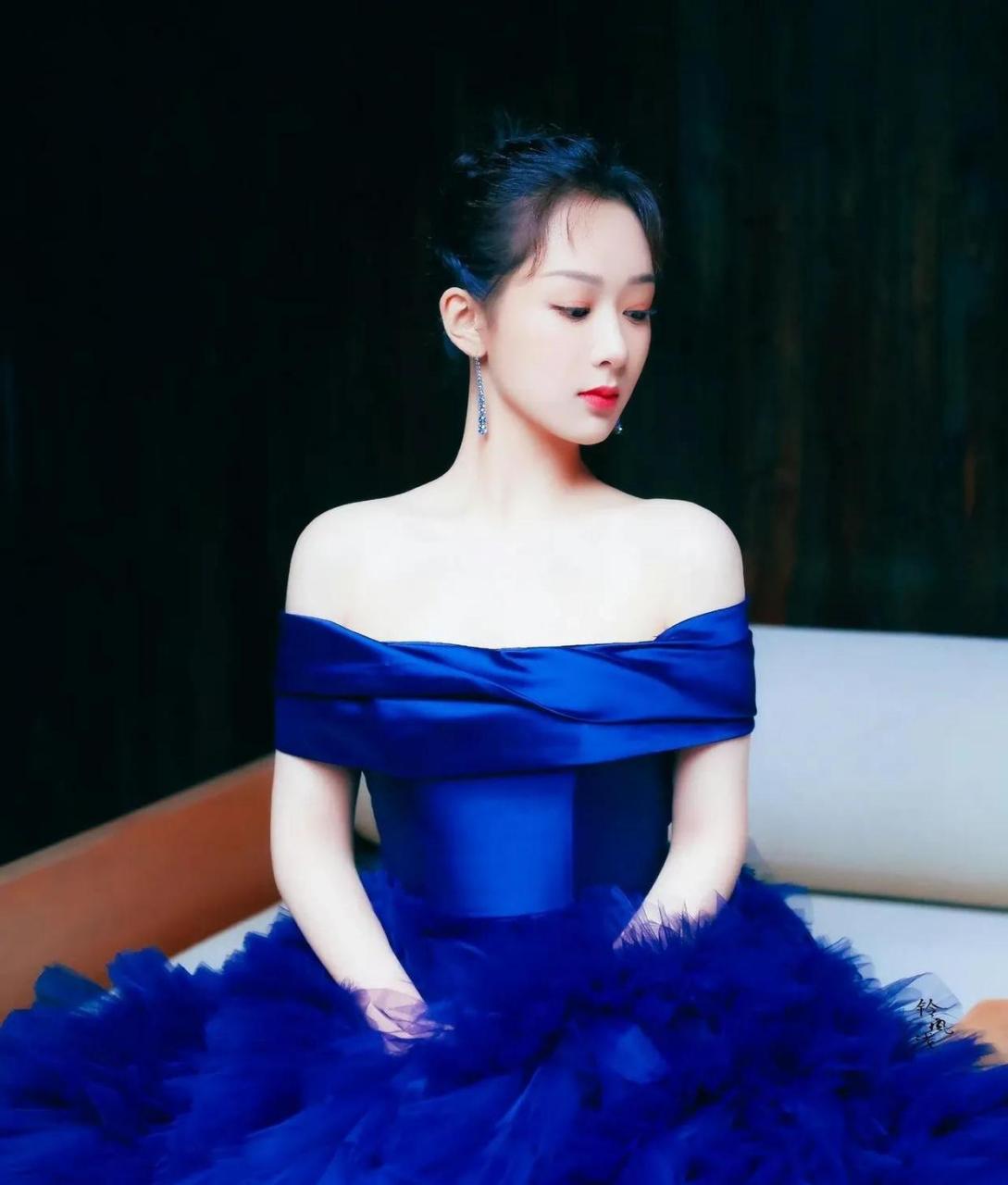 杨紫穿蓝色抹胸连衣裙太美了