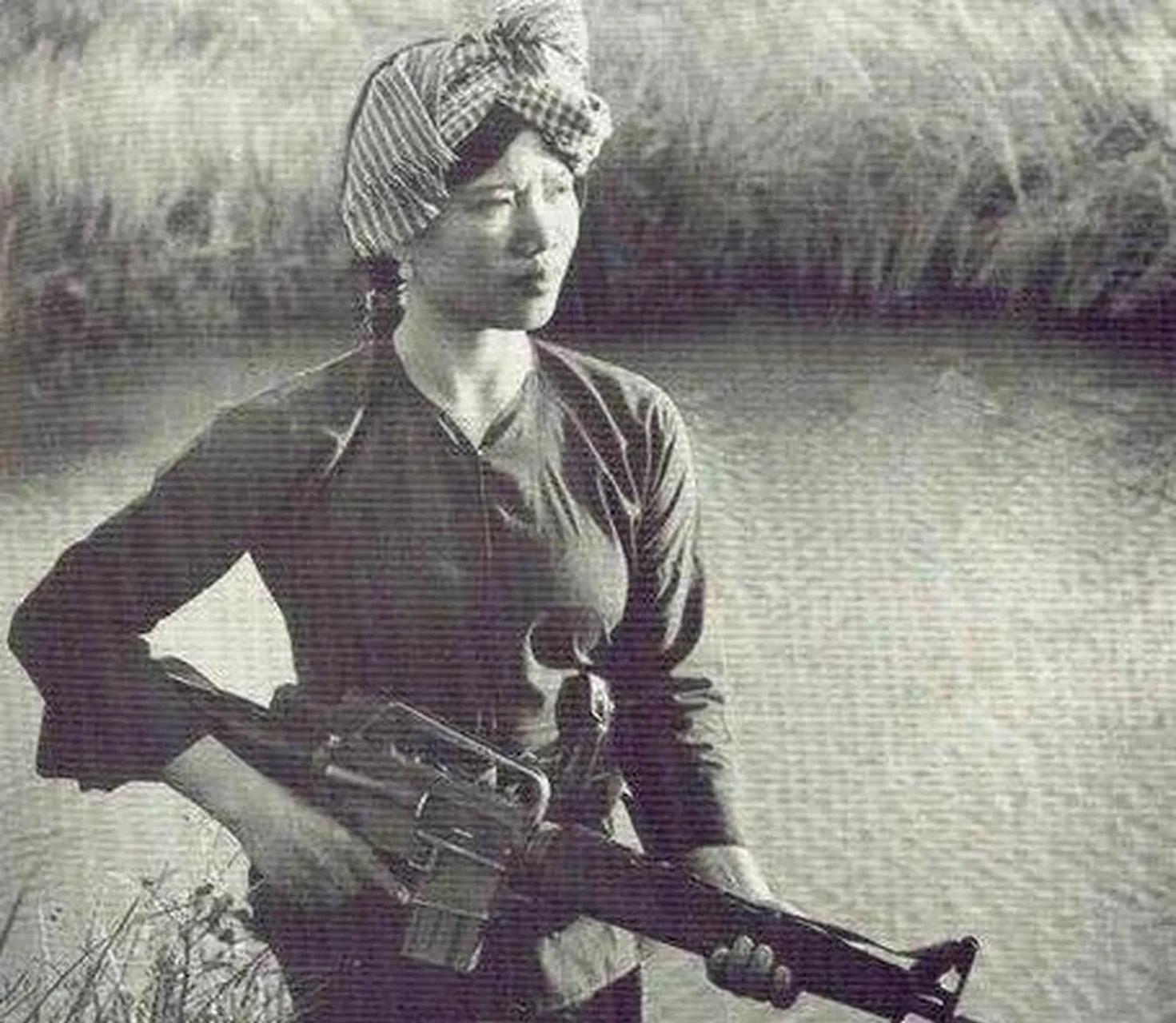 照片上这名女子名叫"阮文慧",是越南著名美女特工,代号"黑玫瑰"