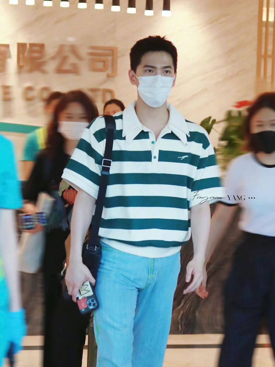 戴口罩剑眉星目识杨洋 今日私服很少年气 今日杨洋的机场街拍, 搭得很