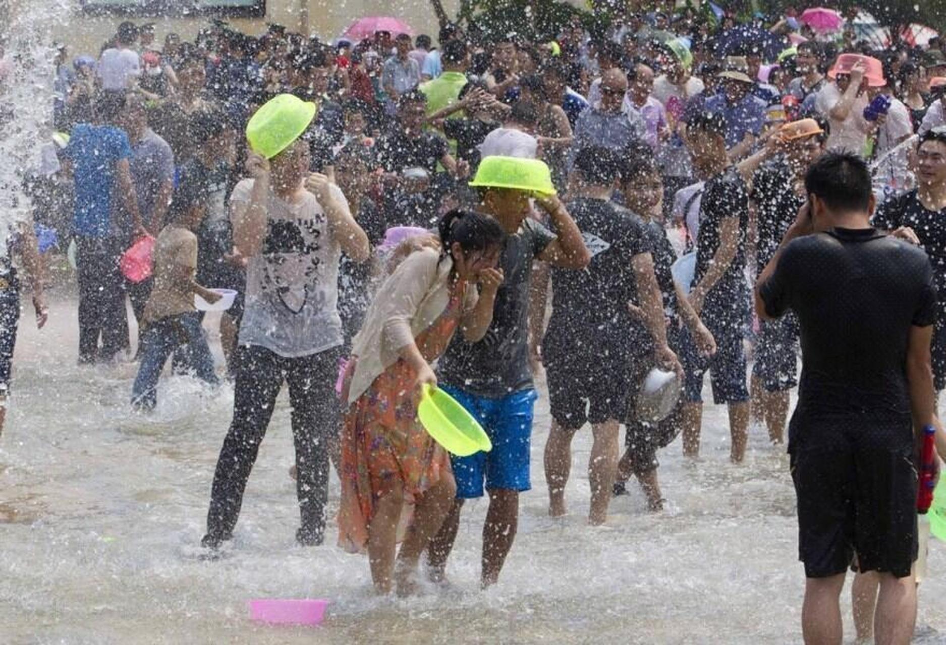 【瑞丽泼水节重磅回归,市民欢庆不惧淋水】 时隔三年,瑞丽2023年泼水