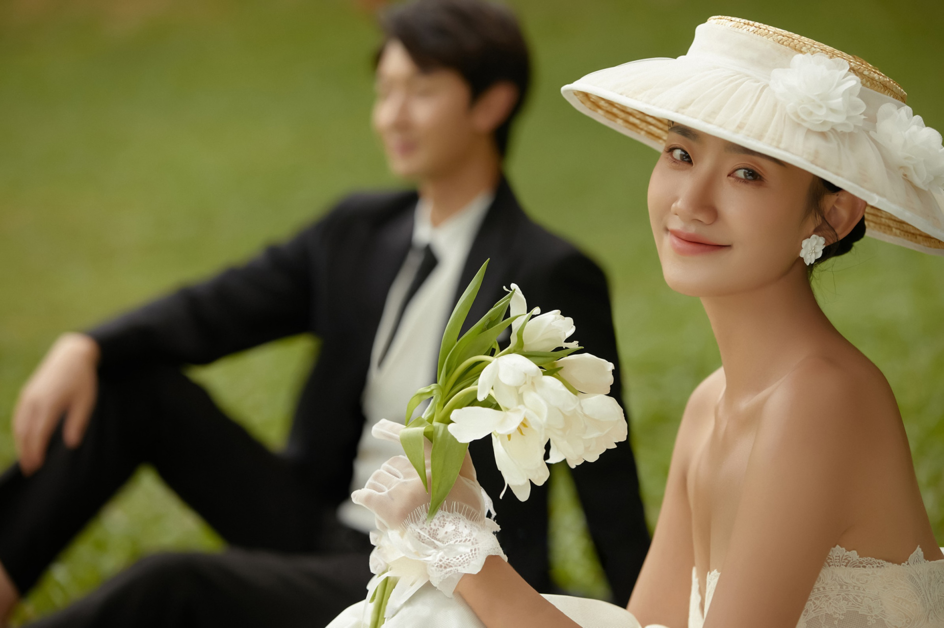 舒适,自由,放松的感觉 将法式的浪漫优雅与草地的清新相融合 #婚纱照