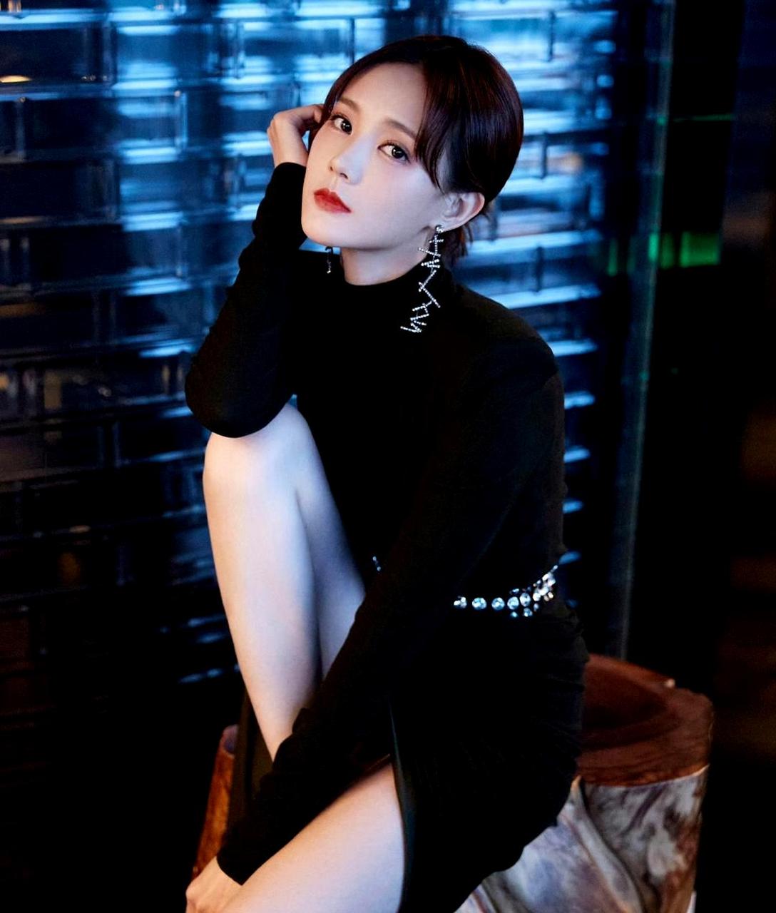 李一桐的黑色开叉裙,开得有点过大了!