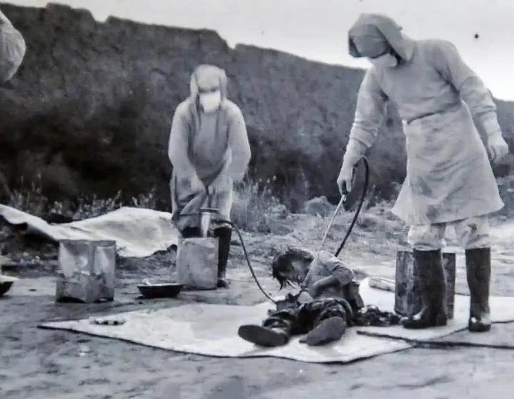 抗战时期,日本731细菌部队的鬼子,正在利用在街边撸来的"小乞丐"做