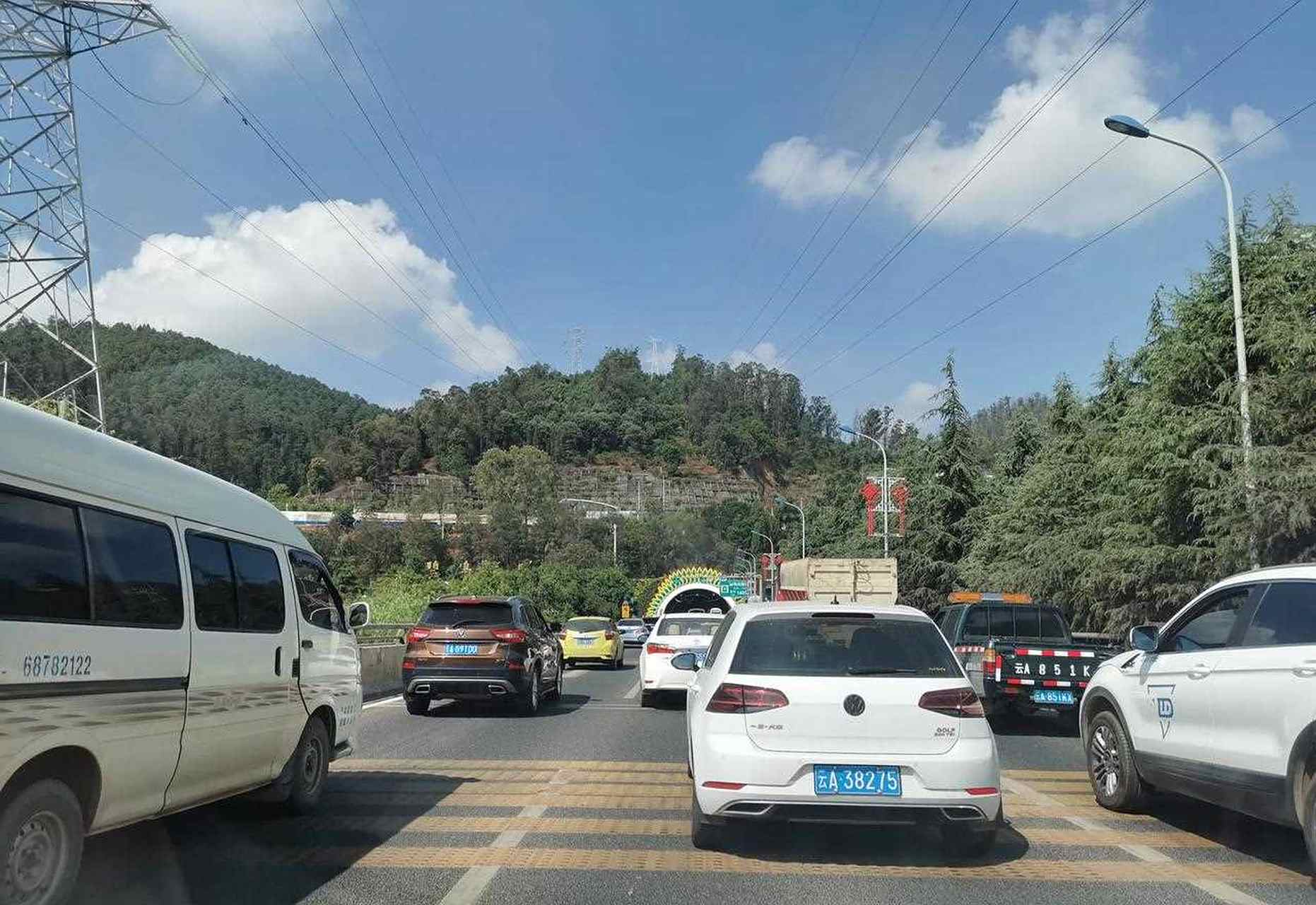 奇异的碧鸡关隧道 最近经常走碧鸡关隧道,经过"提升改造"后的隧道十分